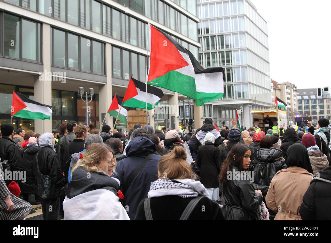 Berlin, Deutschland, 03.02.2024: Mitte, Leipziger Straße: Demo für Solidarität mit Palästinensern und Gaza: Demonstranten ziehen vor dem Finanzministerium entlang, Polizei sichert die Demo ab *** Berlino, Germania, 03 02 2024 Mitte, Leipziger Straße dimostrazione di solidarietà con i palestinesi e i manifestanti di Gaza marciano davanti al Ministero delle Finanze, la polizia assicura la dimostrazione Copyright: xdtsxNachrichtenagenturx dts 30328 Foto Stock