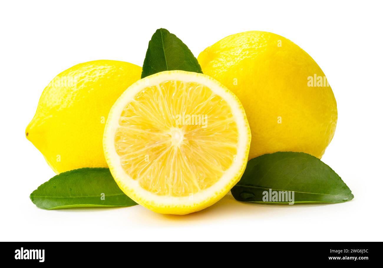 La vista frontale e il primo piano dei frutti di limone giallo freschi con metà e foglie sono isolati su sfondo bianco con percorso di ritaglio. Foto Stock
