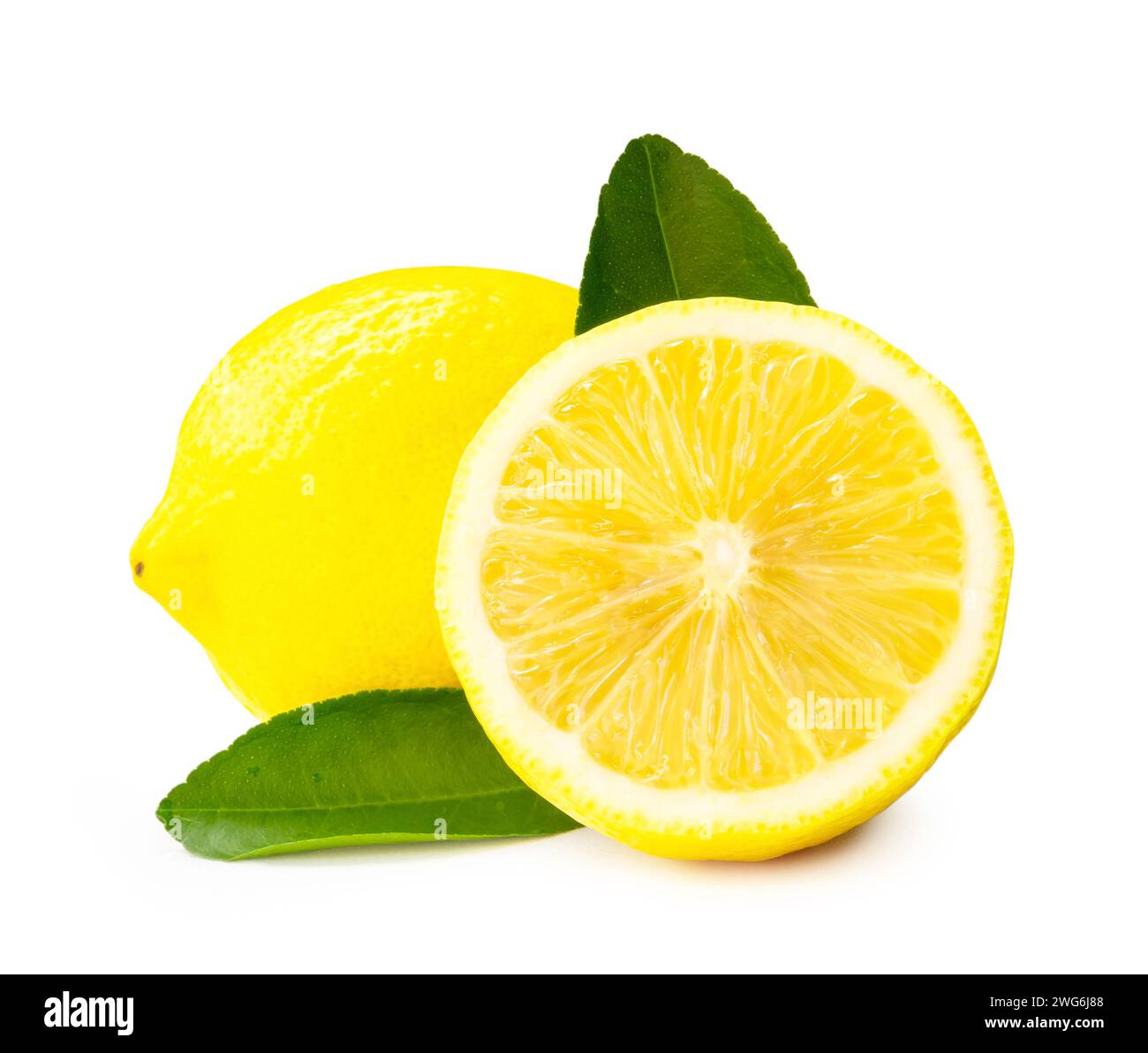 La vista frontale e il primo piano di frutta fresca al limone giallo con metà e foglie sono isolati su sfondo bianco con percorso di ritaglio. Foto Stock