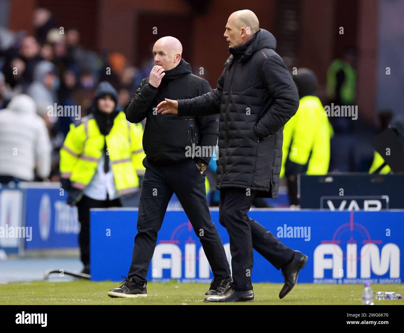 Il manager del Livingston David Martindale e il manager dei Rangers Philippe Clement React dopo il Cinch Premiership match all'Ibrox Stadium di Glasgow. Data immagine: Sabato 3 febbraio 2024. Foto Stock