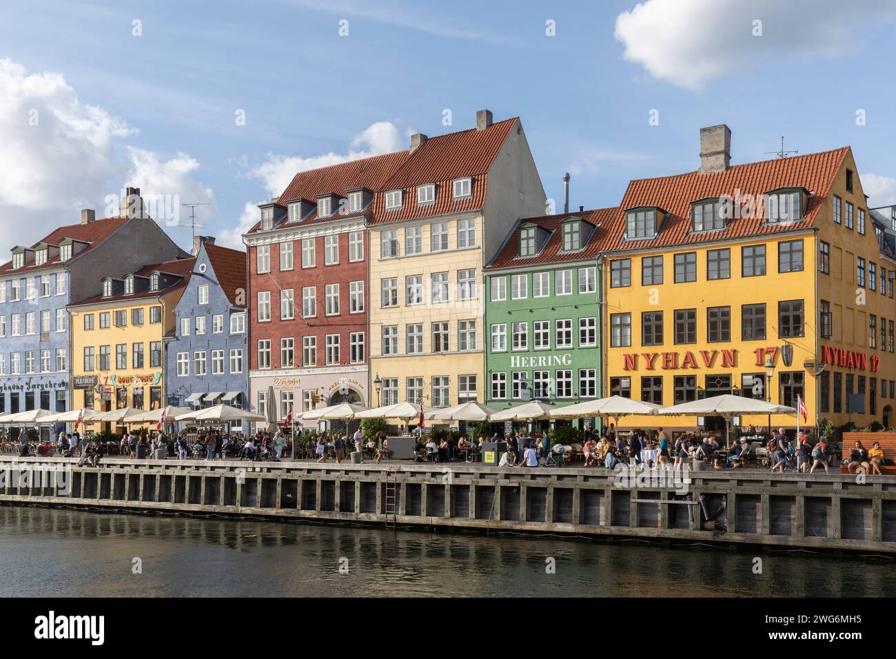 Nyhavn o New Harbour è un porto del XVII secolo, canale e quartiere dei divertimenti di Copenhagen. Foto Stock