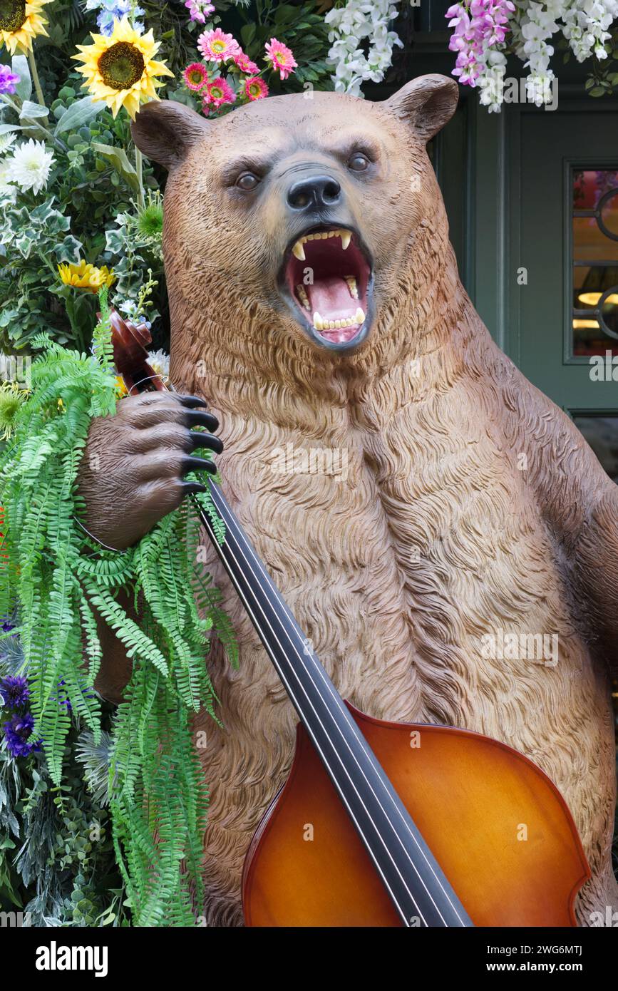 statua dell'orso fuori dall'edera a londra Foto Stock