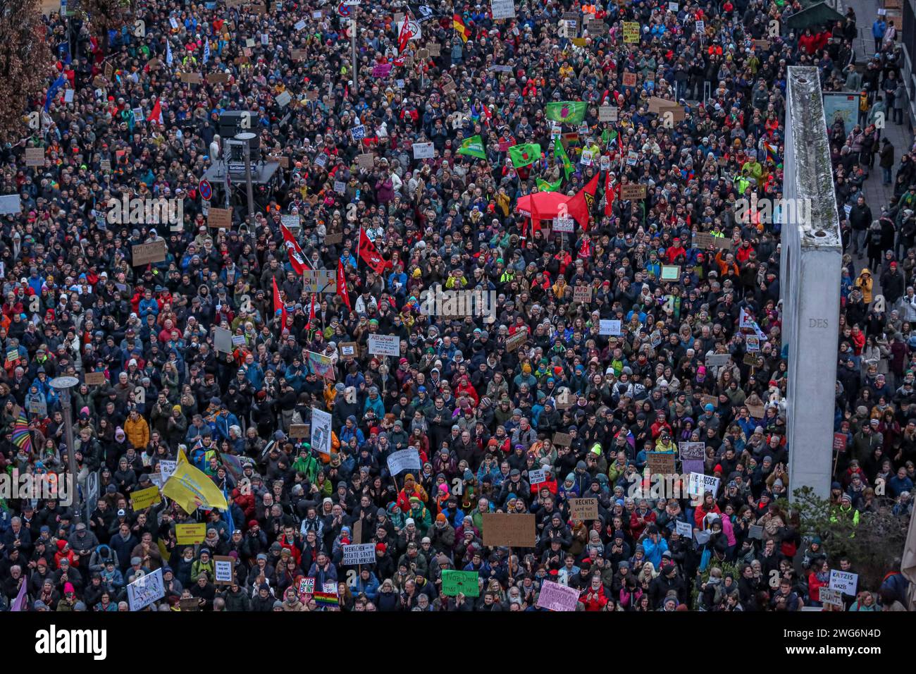 03.02.2023, Demonstration gegen Rechtsextremismus, Nürnberg: AM Samstagnachmittag gingen in Nürnberg unter dem motto Nie wieder ist jetzt laut Veranstaltern etwa 25,000 Menschen auf die Staße um gegen die rechtsextreme Partei alternative für Deutschland AfD zu demonstrieren. Kornmarkt Bayern Deutschland Demonstration gegen AfD Kornmarkt-06 *** 03 02 2023, Demonstration Against right-right extremism, Norimberga secondo gli organizzatori, circa 25.000 persone sono scese per le strade di Norimberga sabato pomeriggio per manifestare contro l'alternativa di estrema destra per la Germania AfD party Kornmarkt Ba Foto Stock