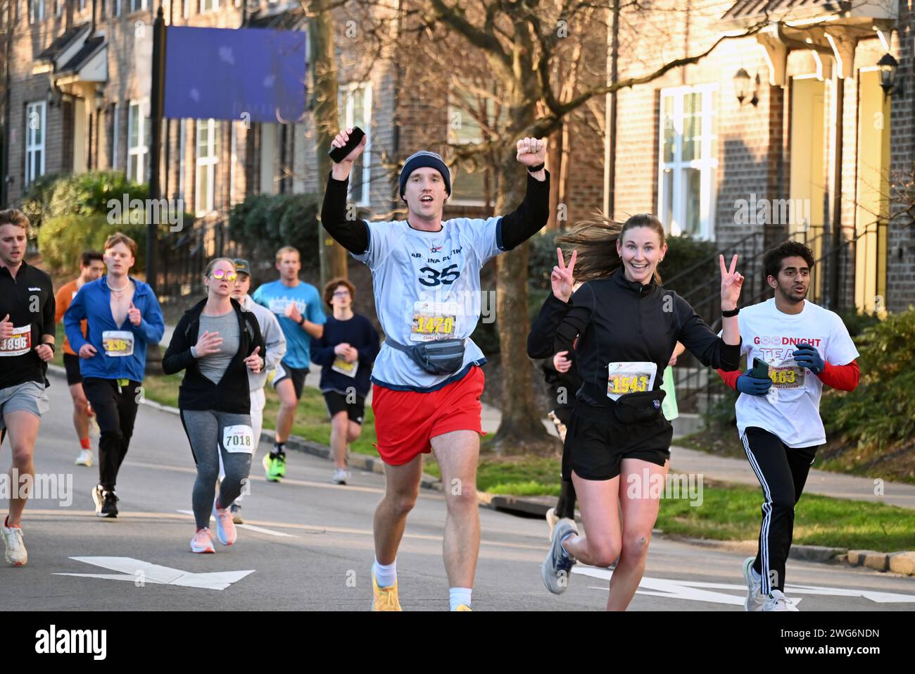 Raleigh, NC, USA, 3 febbraio 2024. Poco più di 4.000 corridori hanno partecipato al 20° Krispy Kreme Challenge annuale, una gara di 5 miglia in cui i corridori si fermano per calare una dozzina di ciambelle smaltate a metà strada. Per la prima volta nel 2004, il Krispy Kreme Challenge è stato utilizzato come raccolta fondi per l'ospedale pediatrico della University of North Carolina, raccogliendo oltre 2 milioni di dollari. Credit D Guest Smith / Alamy Live News Foto Stock