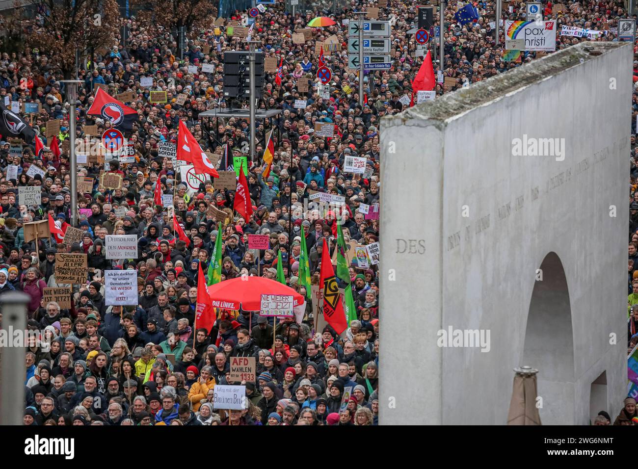 03.02.2023, Demonstration gegen Rechtsextremismus, Nürnberg: AM Samstagnachmittag gingen in Nürnberg unter dem motto Nie wieder ist jetzt laut Veranstaltern etwa 25,000 Menschen auf die Staße um gegen die rechtsextreme Partei alternative für Deutschland AfD zu demonstrieren. Kornmarkt Bayern Deutschland Demonstration gegen AfD Kornmarkt-26 *** 03 02 2023, Demonstration Against right-right-extremism, Norimberga secondo gli organizzatori, circa 25.000 persone sono scese per le strade di Norimberga sabato pomeriggio per manifestare contro l'alternativa di estrema destra per la Germania AfD party Kornmarkt Ba Foto Stock