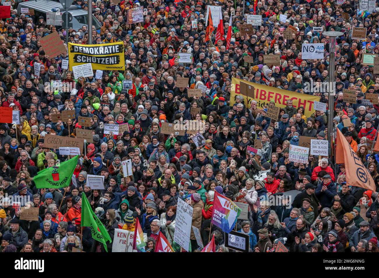 03.02.2023, Demonstration gegen Rechtsextremismus, Nürnberg: AM Samstagnachmittag gingen in Nürnberg unter dem motto Nie wieder ist jetzt laut Veranstaltern etwa 25,000 Menschen auf die Staße um gegen die rechtsextreme Partei alternative für Deutschland AfD zu demonstrieren. Kornmarkt Bayern Deutschland Demonstration gegen AfD Kornmarkt-24 *** 03 02 2023, Demonstration Against right-wing extremism, Norimberga secondo gli organizzatori, circa 25.000 persone sono scese per le strade di Norimberga sabato pomeriggio per manifestare contro l'alternativa di estrema destra per la Germania AfD partito Kornmarkt Ba Foto Stock