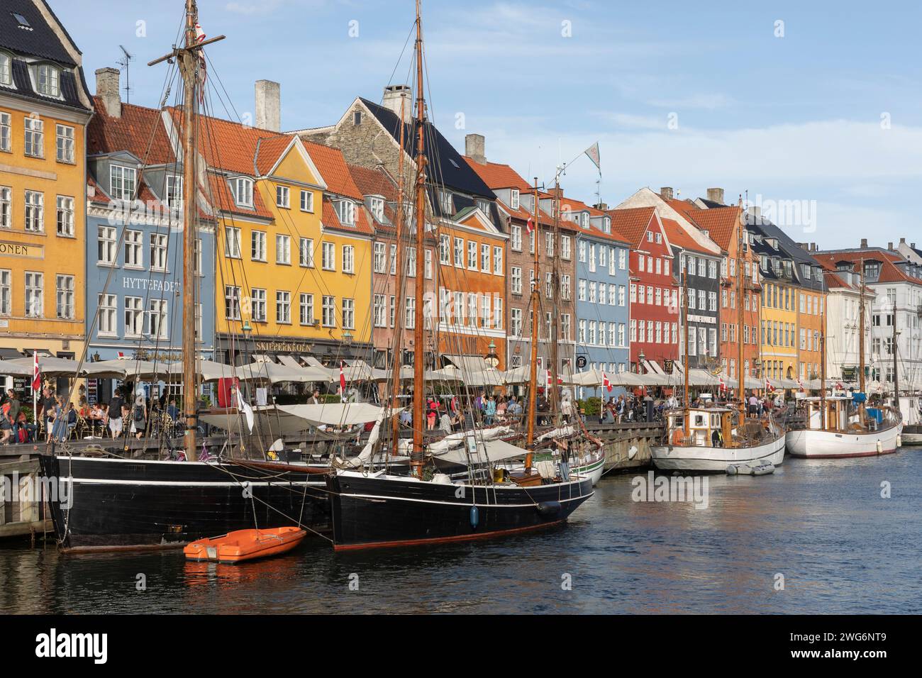 Nyhavn o New Harbour è un porto del XVII secolo, canale e quartiere dei divertimenti di Copenhagen. Foto Stock