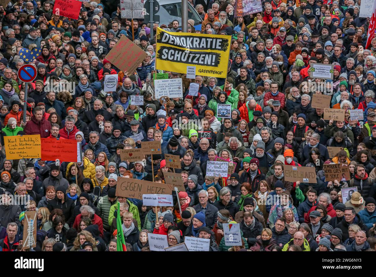 03.02.2023, Demonstration gegen Rechtsextremismus, Nürnberg: AM Samstagnachmittag gingen in Nürnberg unter dem motto Nie wieder ist jetzt laut Veranstaltern etwa 25,000 Menschen auf die Staße um gegen die rechtsextreme Partei alternative für Deutschland AfD zu demonstrieren. Kornmarkt Bayern Deutschland Demonstration gegen AfD Kornmarkt-28 *** 03 02 2023, Demonstration Against right-right-extremism, Norimberga secondo gli organizzatori, circa 25.000 persone sono scese per le strade di Norimberga sabato pomeriggio per manifestare contro l'alternativa di estrema destra per la Germania AfD party Kornmarkt Ba Foto Stock