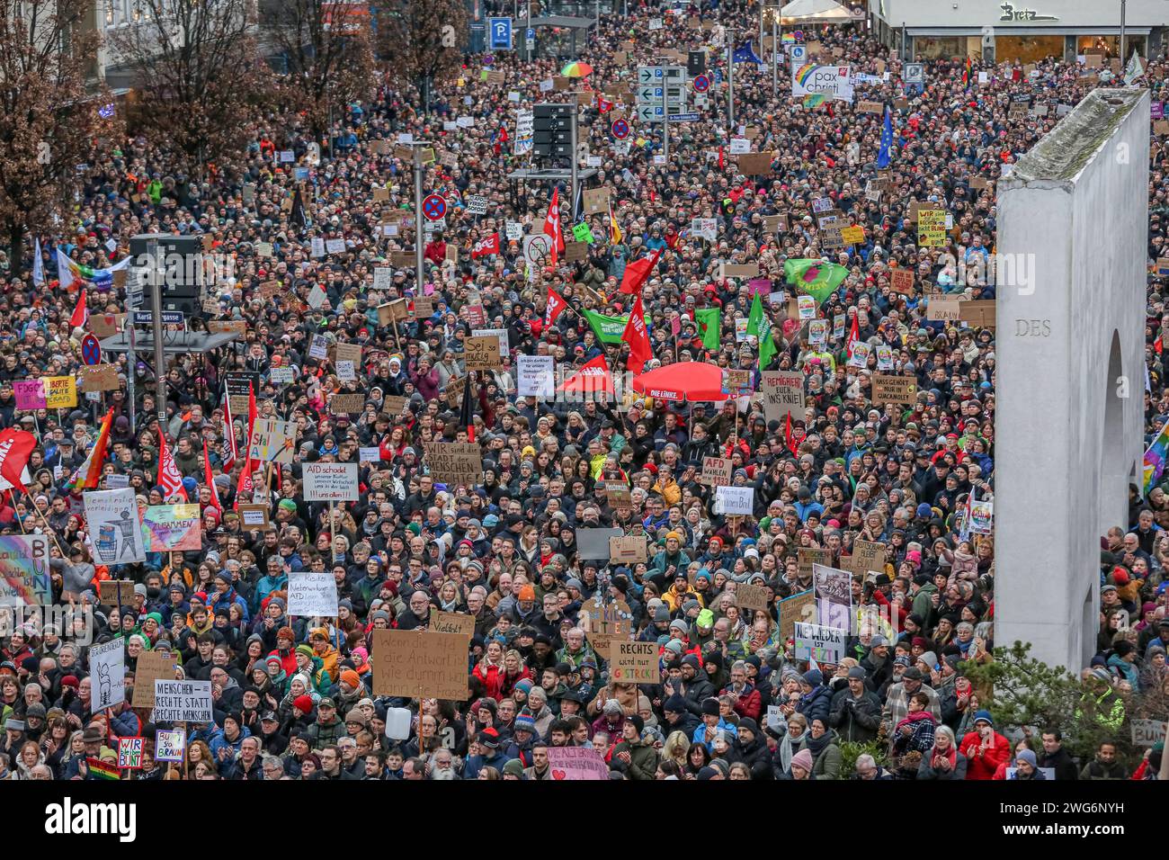 03.02.2023, Demonstration gegen Rechtsextremismus, Nürnberg: AM Samstagnachmittag gingen in Nürnberg unter dem motto Nie wieder ist jetzt laut Veranstaltern etwa 25,000 Menschen auf die Staße um gegen die rechtsextreme Partei alternative für Deutschland AfD zu demonstrieren. Kornmarkt Bayern Deutschland Demonstration gegen AfD Kornmarkt-32 *** 03 02 2023, Demonstration Against right-right-extremism, Norimberga secondo gli organizzatori, circa 25.000 persone sono scese per le strade di Norimberga sabato pomeriggio per manifestare contro l'alternativa di estrema destra per la Germania AfD party Kornmarkt Ba Foto Stock