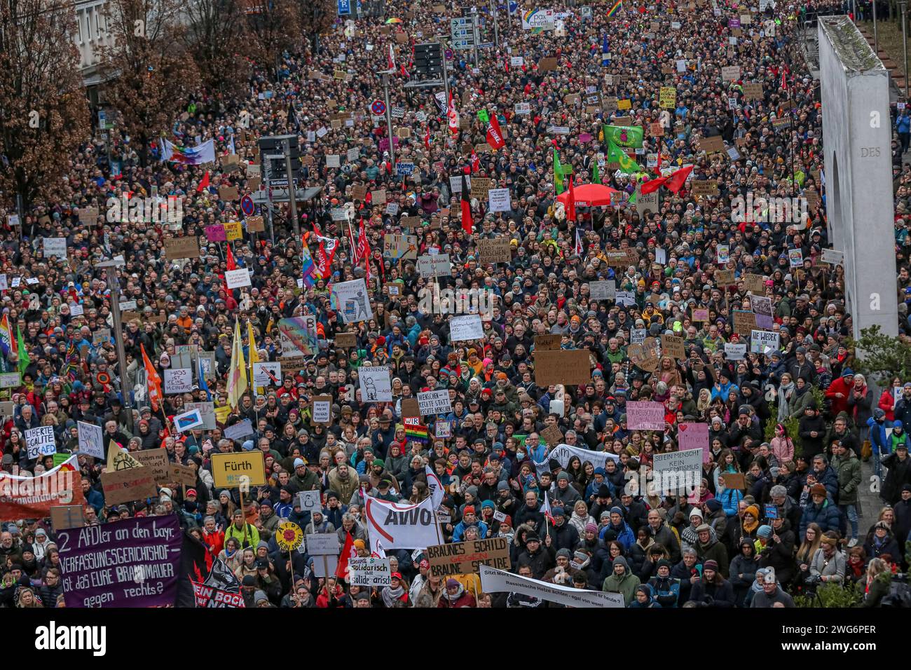 03.02.2023, Demonstration gegen Rechtsextremismus, Nürnberg: AM Samstagnachmittag gingen in Nürnberg unter dem motto Nie wieder ist jetzt laut Veranstaltern etwa 25,000 Menschen auf die Staße um gegen die rechtsextreme Partei alternative für Deutschland AfD zu demonstrieren. Kornmarkt Bayern Deutschland Demonstration gegen AfD Kornmarkt-35 *** 03 02 2023, Demonstration Against right-right-extremism, Norimberga secondo gli organizzatori, circa 25.000 persone sono scese per le strade di Norimberga sabato pomeriggio per manifestare contro l'alternativa di estrema destra per la Germania AfD party Kornmarkt Ba Foto Stock