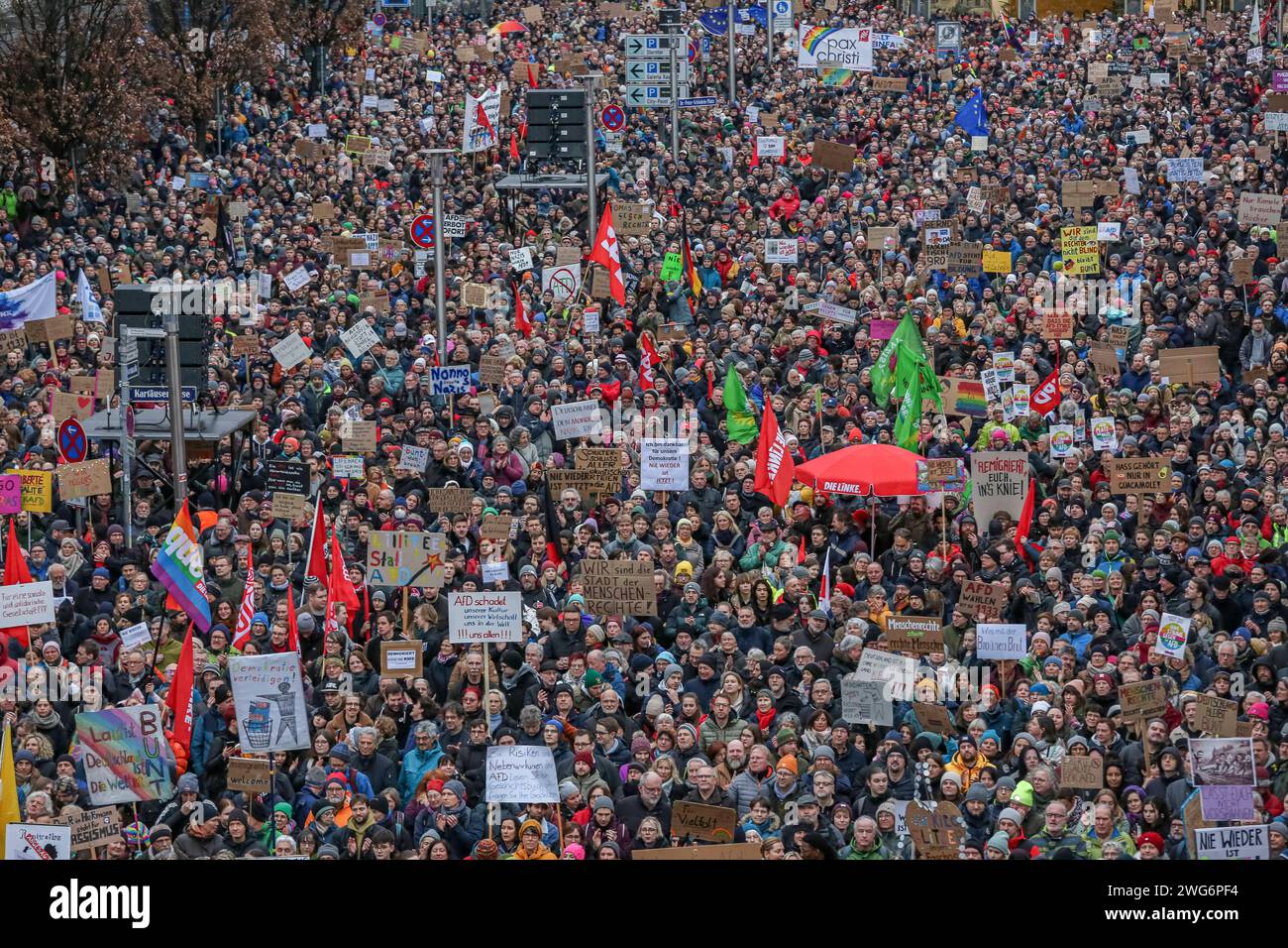 03.02.2023, Demonstration gegen Rechtsextremismus, Nürnberg: AM Samstagnachmittag gingen in Nürnberg unter dem motto Nie wieder ist jetzt laut Veranstaltern etwa 25,000 Menschen auf die Staße um gegen die rechtsextreme Partei alternative für Deutschland AfD zu demonstrieren. Kornmarkt Bayern Deutschland Demonstration gegen AfD Kornmarkt-34 *** 03 02 2023, Demonstration Against right-right-extremism, Norimberga secondo gli organizzatori, circa 25.000 persone sono scese per le strade di Norimberga sabato pomeriggio per manifestare contro l'alternativa di estrema destra per la Germania AfD party Kornmarkt Ba Foto Stock