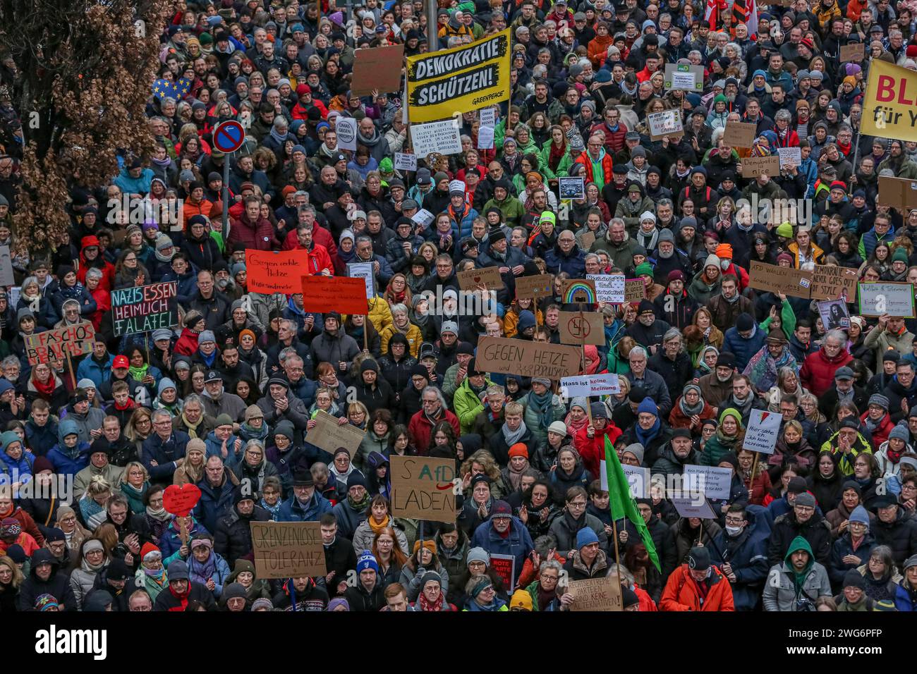 03.02.2023, Demonstration gegen Rechtsextremismus, Nürnberg: AM Samstagnachmittag gingen in Nürnberg unter dem motto Nie wieder ist jetzt laut Veranstaltern etwa 25,000 Menschen auf die Staße um gegen die rechtsextreme Partei alternative für Deutschland AfD zu demonstrieren. Kornmarkt Bayern Deutschland Demonstration gegen AfD Kornmarkt-39 *** 03 02 2023, Demonstration Against right-right-extremism, Norimberga secondo gli organizzatori, circa 25.000 persone sono scese per le strade di Norimberga sabato pomeriggio per manifestare contro l'alternativa di estrema destra per la Germania AfD party Kornmarkt Ba Foto Stock