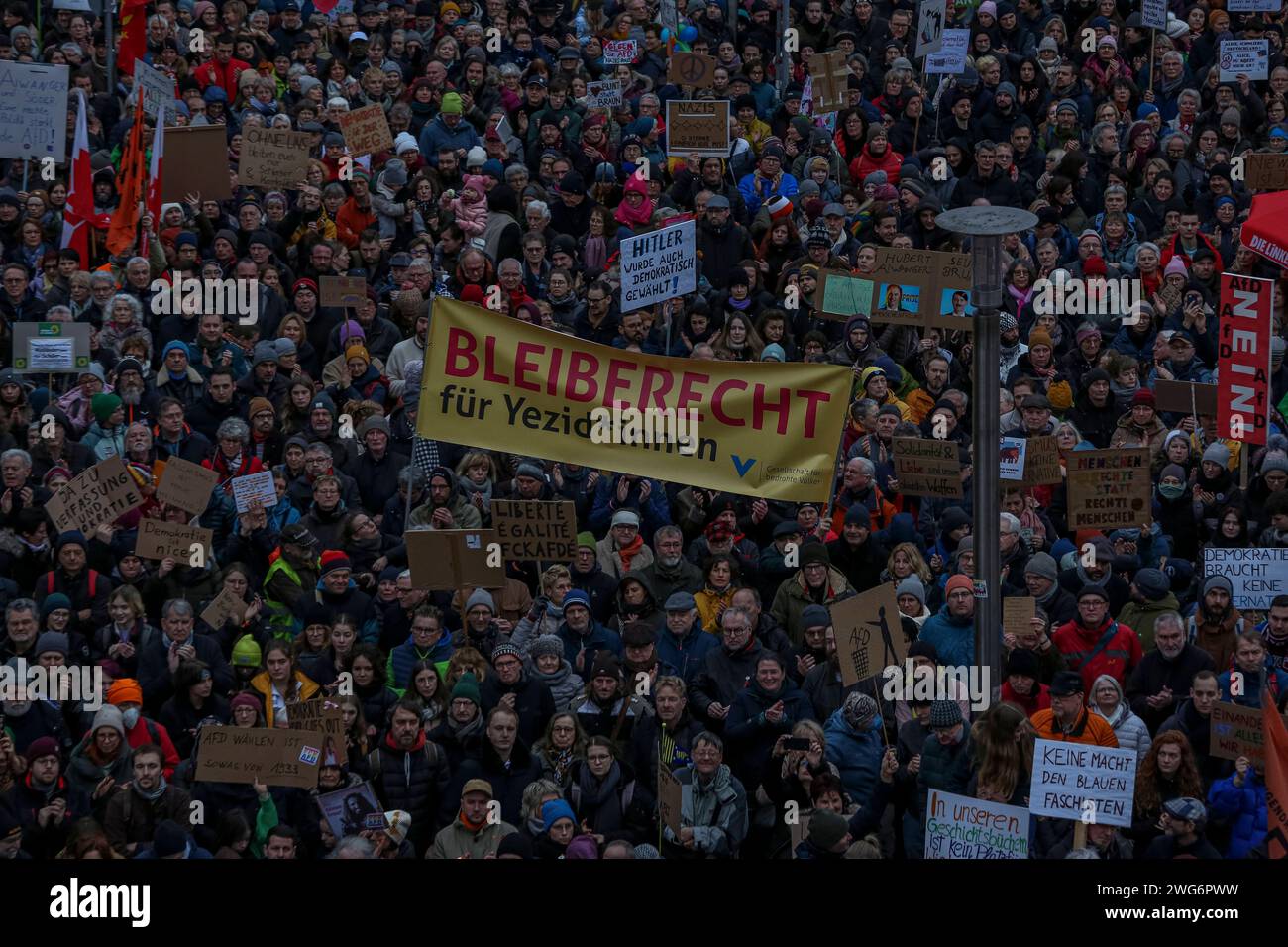 03.02.2023, Demonstration gegen Rechtsextremismus, Nürnberg: AM Samstagnachmittag gingen in Nürnberg unter dem motto Nie wieder ist jetzt laut Veranstaltern etwa 25,000 Menschen auf die Staße um gegen die rechtsextreme Partei alternative für Deutschland AfD zu demonstrieren. Kornmarkt Bayern Deutschland Demonstration gegen AfD Kornmarkt-45 *** 03 02 2023, Demonstration Against right-right-extremism, Norimberga secondo gli organizzatori, circa 25.000 persone sono scese per le strade di Norimberga sabato pomeriggio per manifestare contro l'alternativa di estrema destra per la Germania AfD party Kornmarkt Ba Foto Stock