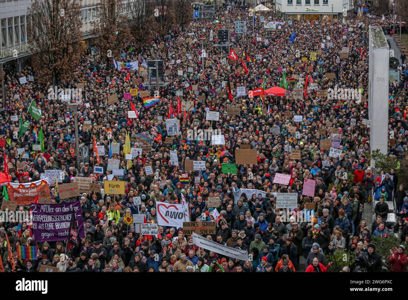 03.02.2023, Demonstration gegen Rechtsextremismus, Nürnberg: AM Samstagnachmittag gingen in Nürnberg unter dem motto Nie wieder ist jetzt laut Veranstaltern etwa 25,000 Menschen auf die Staße um gegen die rechtsextreme Partei alternative für Deutschland AfD zu demonstrieren. Kornmarkt Bayern Deutschland Demonstration gegen AfD Kornmarkt-44 *** 03 02 2023, Demonstration Against right-right-extremism, Norimberga secondo gli organizzatori, circa 25.000 persone sono scese per le strade di Norimberga sabato pomeriggio per manifestare contro l'alternativa di estrema destra per la Germania AfD party Kornmarkt Ba Foto Stock