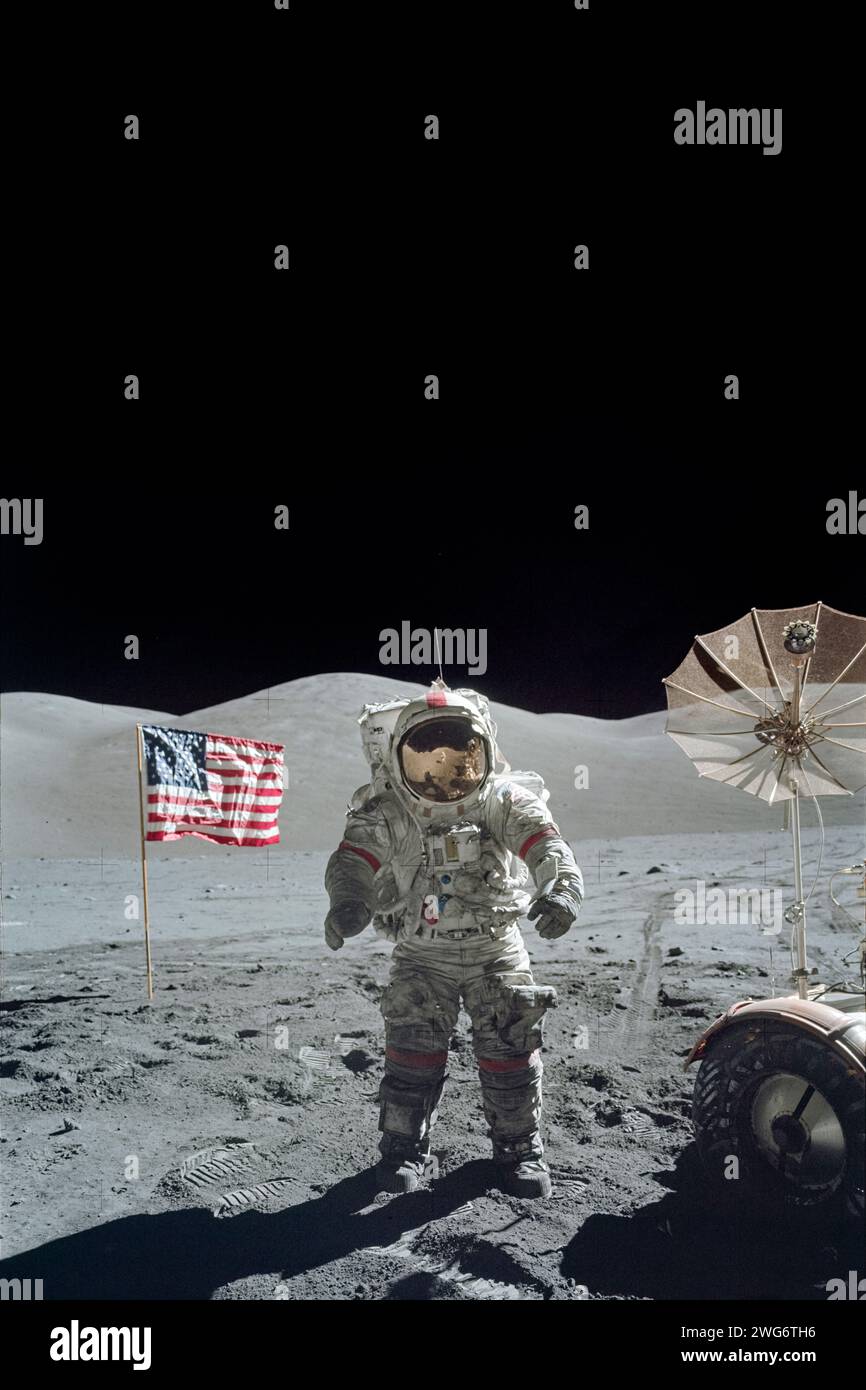 L'astronauta Apollo 17 Gene Cernan durante la loro terza passeggiata lunare il 13 dicembre 1972. Fotografia scattata da Harrison Schmitt il cui riflesso può essere visto nella visiera insieme alla Terra che galleggia sopra. Foto Stock
