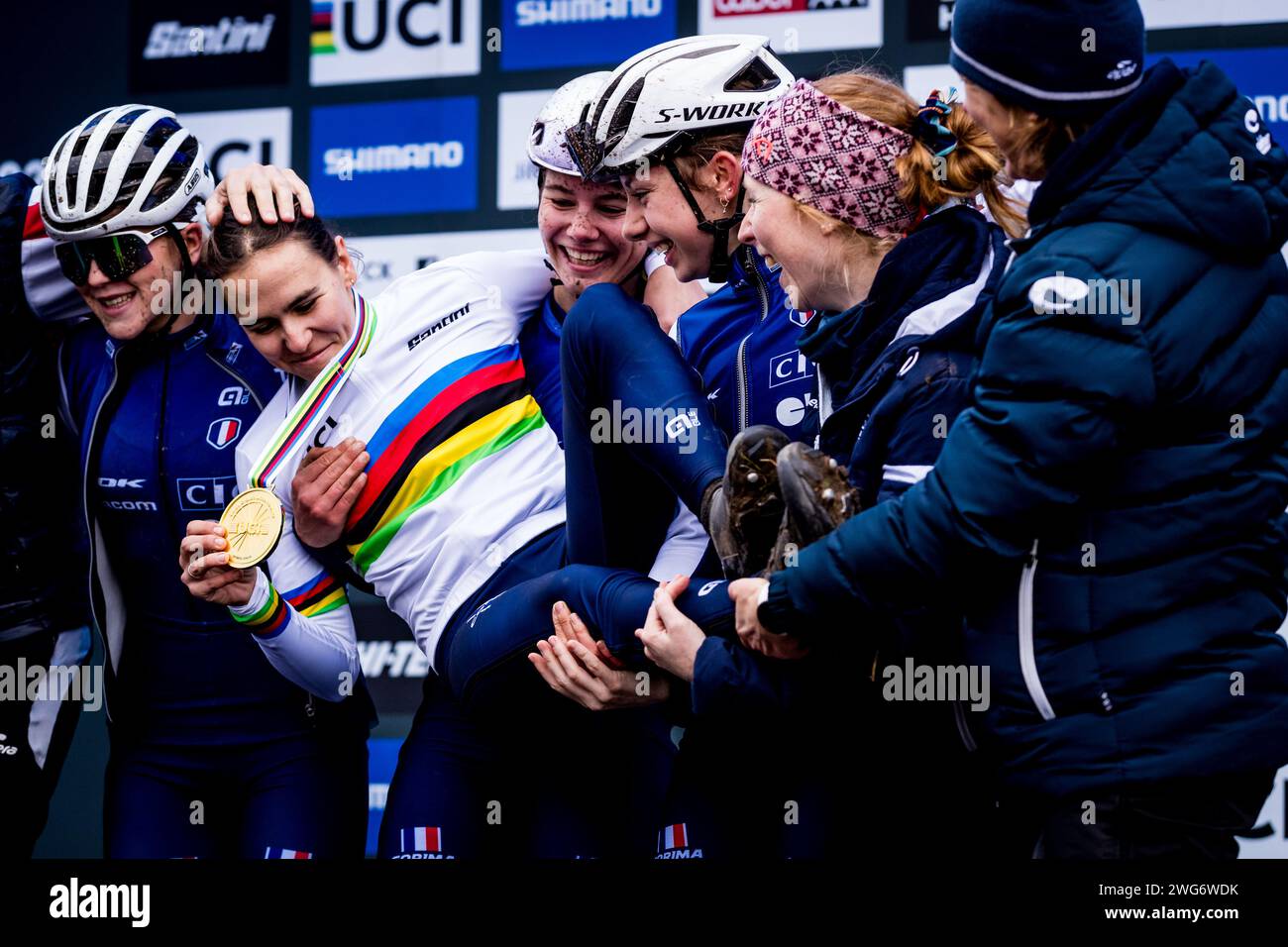 Tabor, Repubblica Ceca. 3 febbraio 2024. Gara femminile Junior durante i Campionati del mondo di ciclismo su strada UCI a Tabor, Repubblica Ceca, il 3 febbraio 2024. La vincitrice Celia Gery (fra), in maglia arcobaleno, si pone con la medaglia d'oro. Crediti: Jaroslav Svoboda/CTK Photo/Alamy Live News Foto Stock