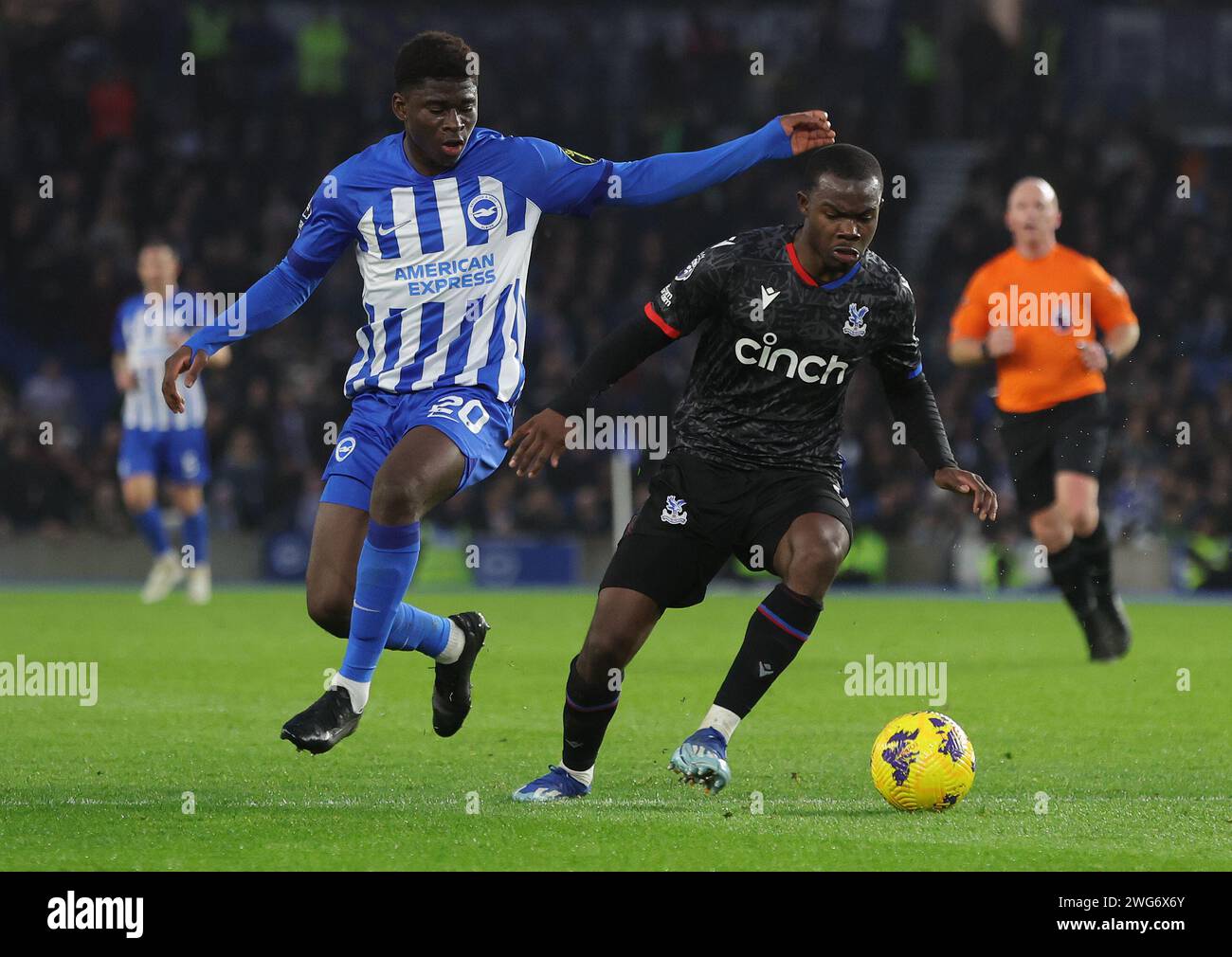 Brighton e Hove, Regno Unito. 3 febbraio 2024. Carlos Baleba di Brighton e Hove Albion e Tyrick Mitchell del Crystal Palace si sfidano per la palla durante la partita di Premier League all'AMEX Stadium, Brighton e Hove. Il credito fotografico dovrebbe leggere: Paul Terry/Sportimage Credit: Sportimage Ltd/Alamy Live News Foto Stock