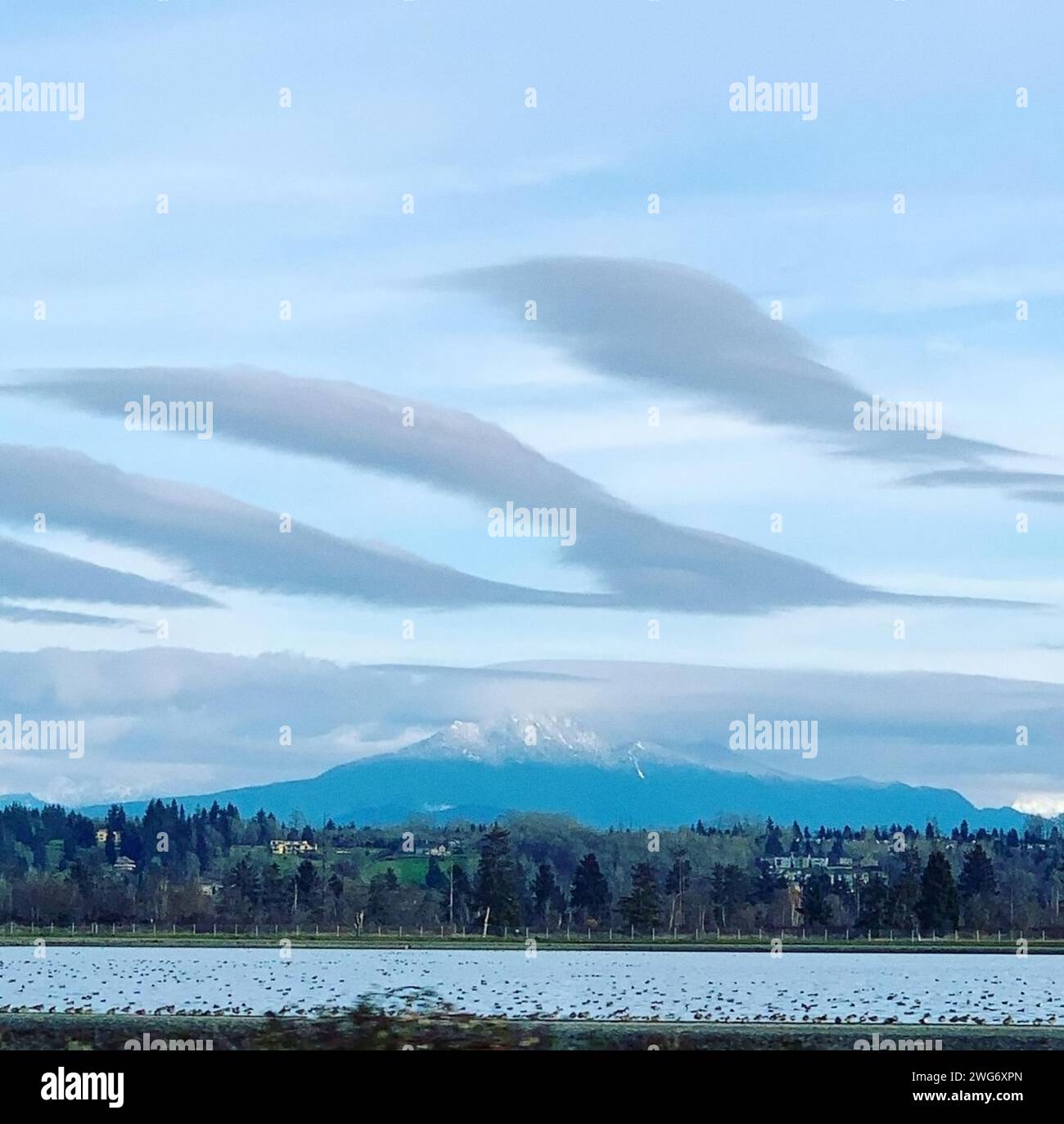 paesaggio con montagne e un lago Foto Stock