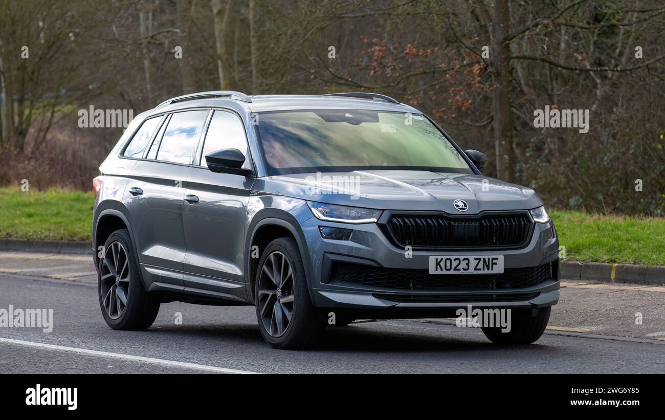 Milton Keynes, UK-3 febbraio 2024: 2023 auto grigia Skoda Kodiaq che guida su una strada inglese. Foto Stock