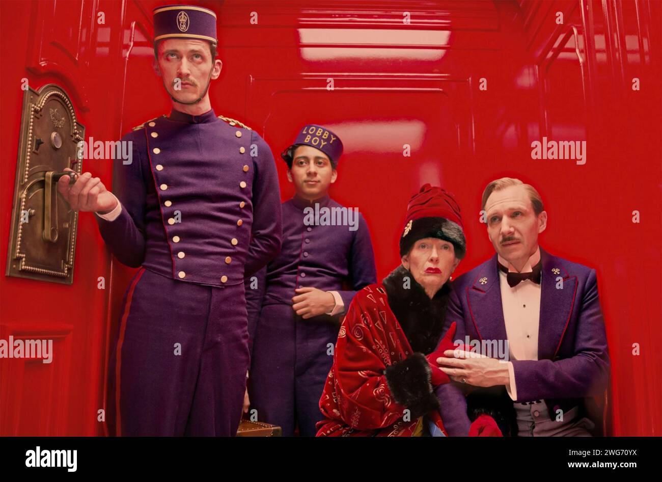 IL GRAND BUDAPEST HOTEL 2014 Fox Searchlight Pictures film con Ralph Fiennes alla destra nei panni di Monsieur Gustave H e Tilda Swinton nei panni di Madame D. Foto Stock