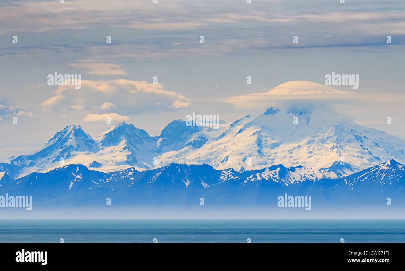 Attraversata la Cook Inlet - Mt. Iliamna della Sterling Hiway Foto Stock