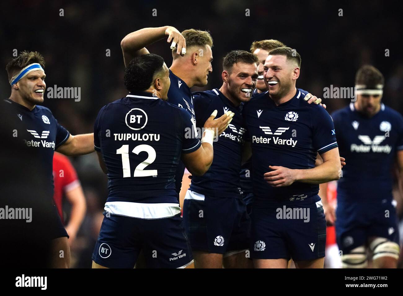 Il scozzese Duhan van der Merwe (centro sinistro) celebra la terza meta della sua squadra con i compagni di squadra durante il Guinness Six Nations match al Principality Stadium di Cardiff. Data immagine: Sabato 3 febbraio 2024. Foto Stock