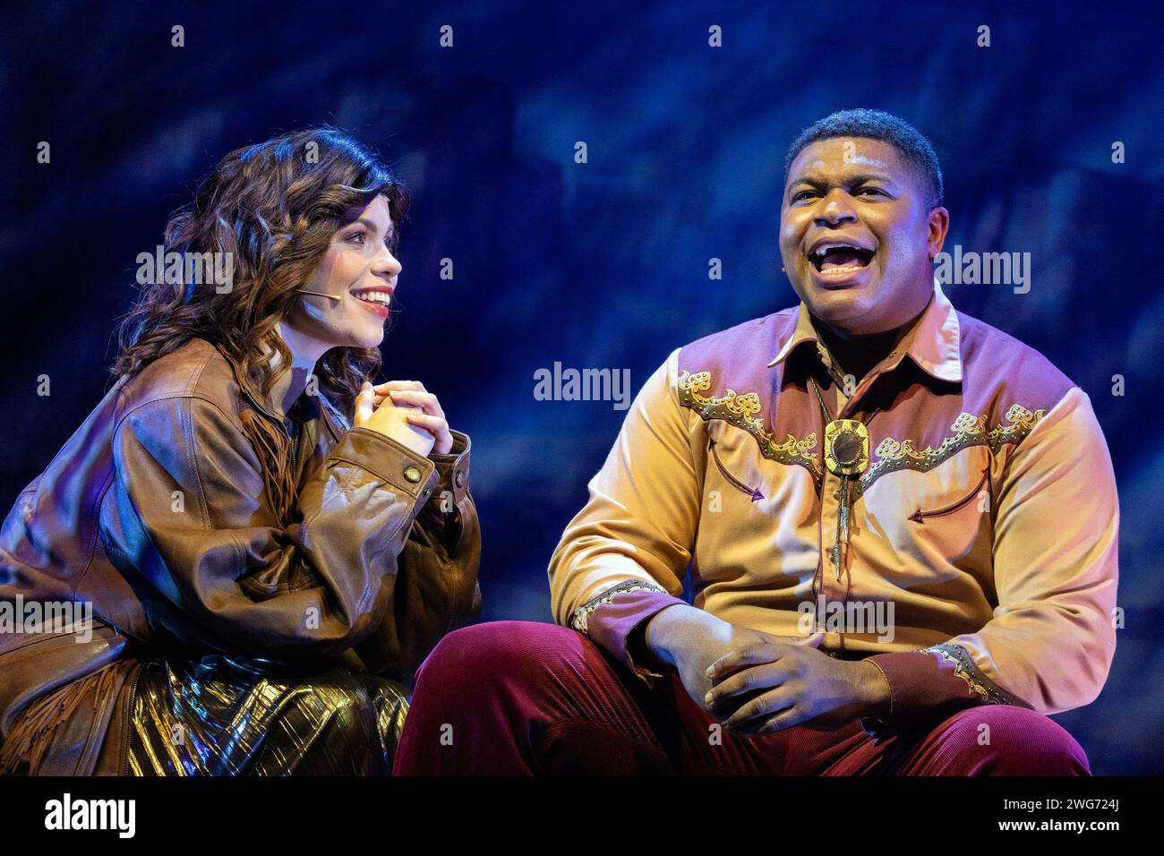 Emily Benjamin (Antoinette Lily), Tarinn Callender (Bronco Billy) in BRONCO BILLY - IL MUSICAL al Charing Cross Theatre, Londra WC2 31/01/2024 libro: Dennis Hackin musica e testi: Chip Rosenbloom & John Torres scenografia: Amy Jane Cook costumi: Sarah Mercade illuminazione: Nick Richings Fight & Intimacy registi: Rachel Brown-Williams & Ruth Cooper-Brown coreografa: Alexzandra Sarmiento regista: Hunter Bird Foto Stock