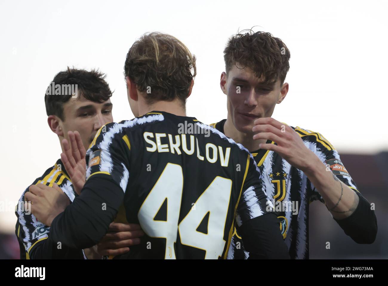 Torino, Italia. 3 febbraio 2024. Nikola Sekulov della Juventus festeggia con i compagni di squadra dopo aver segnato a livello la partita a 2-2 durante la partita di serie C allo Stadio Giuseppe Moccagatta - Alessandria, Torino. Il credito fotografico dovrebbe leggere: Jonathan Moscrop/Sportimage Credit: Sportimage Ltd/Alamy Live News Foto Stock