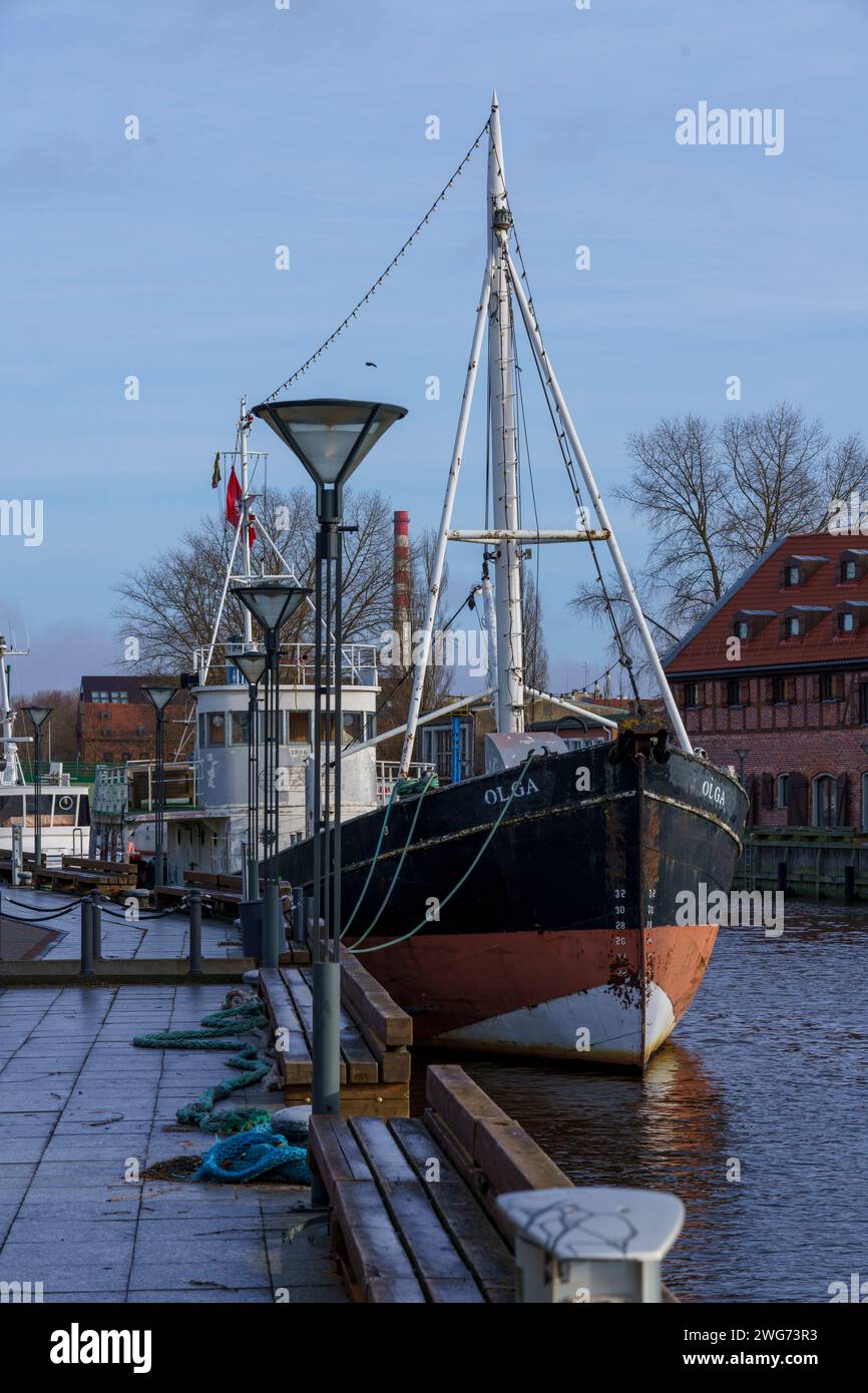 Barca Olga nella laguna Curoniana, Klaipėda Foto Stock