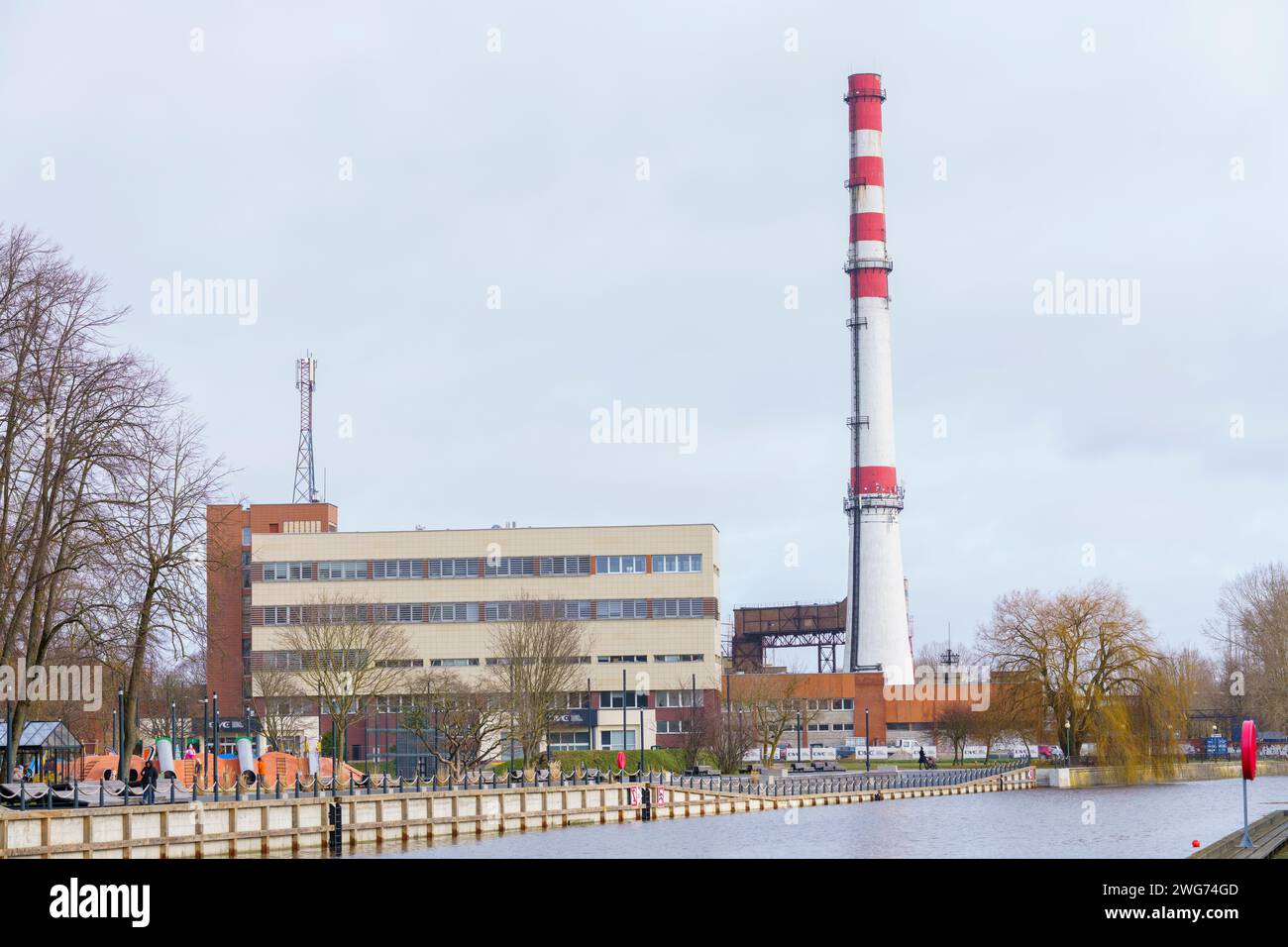 Centrale elettrica di Klaipėda con grande camino bianco-rosso Foto Stock