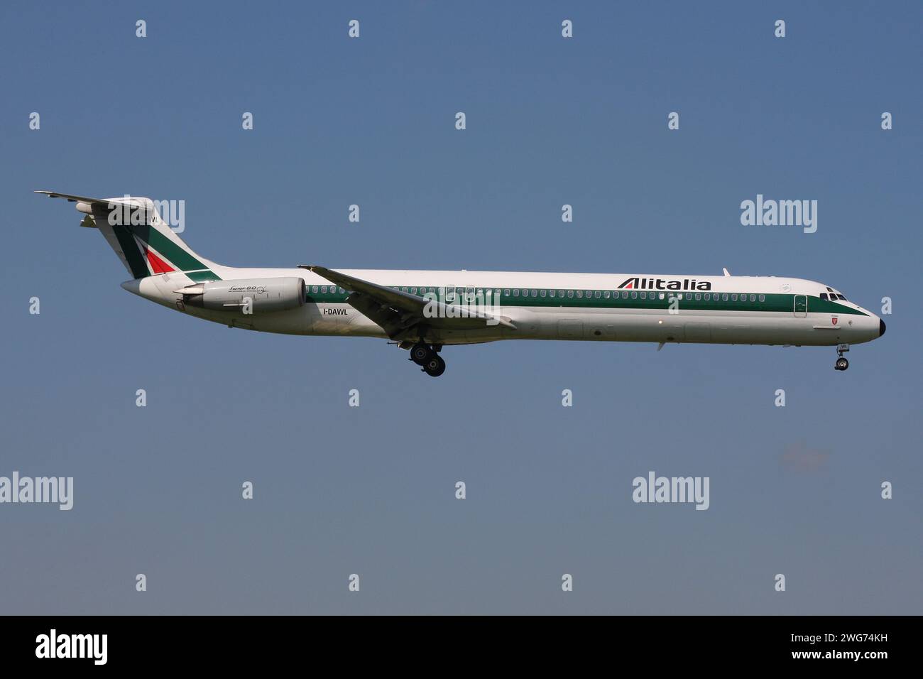 Italiano Alitalia McDonnell Douglas MD-82 con registrazione i-DAWL in finale per Amsterdam Airport Schiphol Foto Stock