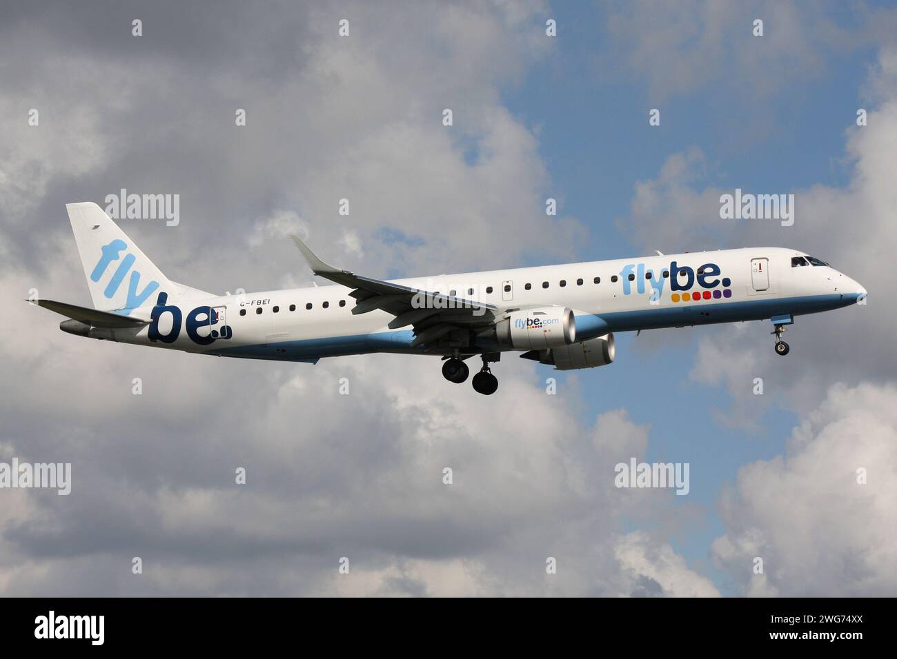 British flybe Embraer ERJ-195 con registrazione G-FBEI in finale per Amsterdam Airport Schiphol Foto Stock