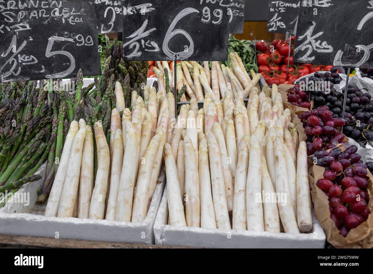 Asparagi bianchi, Naschmarkt Foto Stock