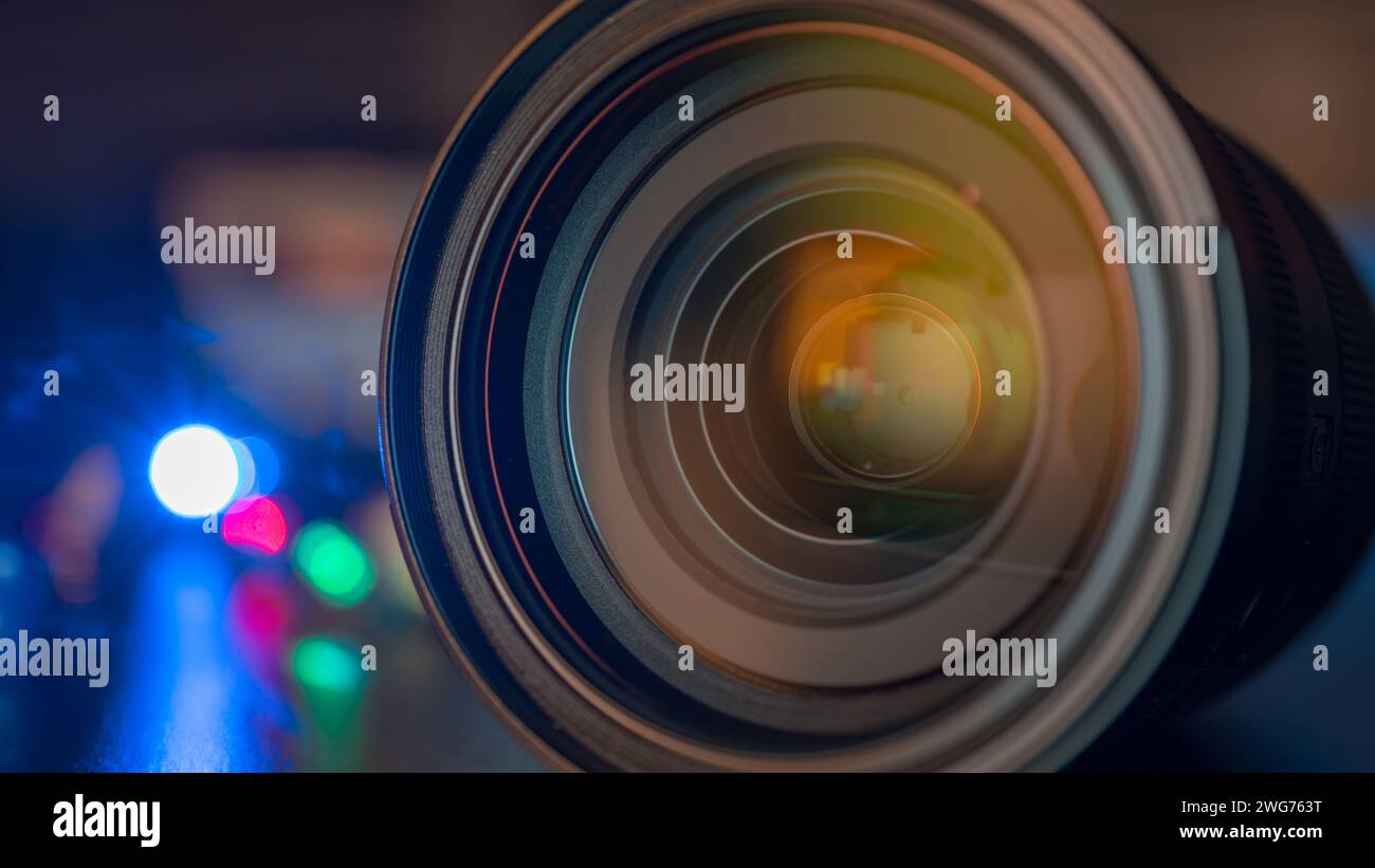 Occhiali da vista: Gli occhiali da vista con prescrizione utilizzano lenti correttive per compensare i disturbi visivi come miopia, iperopia e astigmatismo, aiutando gli indivi Foto Stock