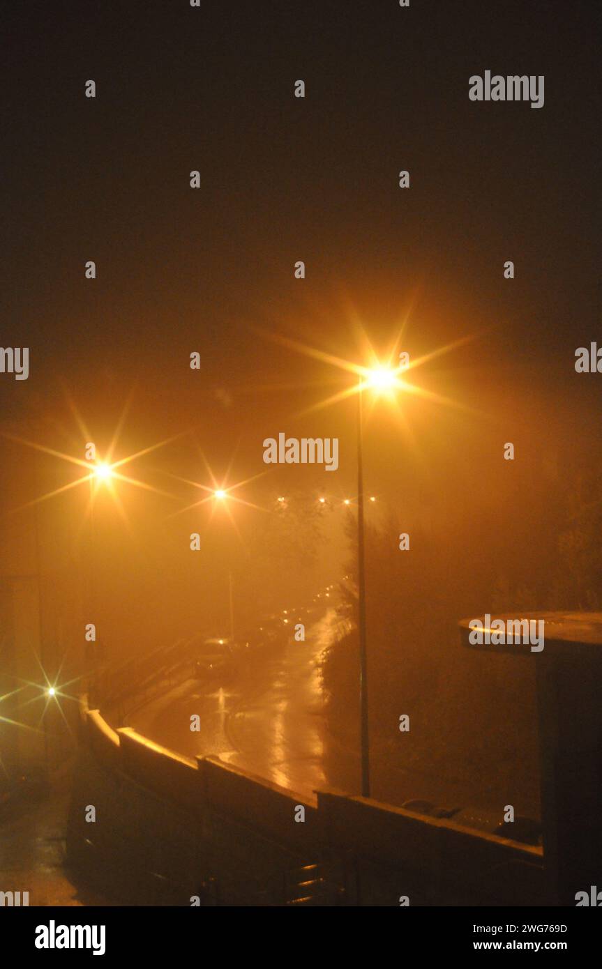 Luci notturne nella nebbia a Perugia Italia Foto Stock