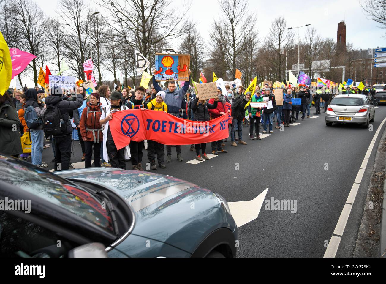 L'Aia, Paesi Bassi, 3 febbraio 2024.circa un migliaio di attivisti della ribellione dell'estinzione hanno protestato bloccando l'autostrada A12 per la 36a volta. Credito: Pmvfoto/Alamy Live News Foto Stock