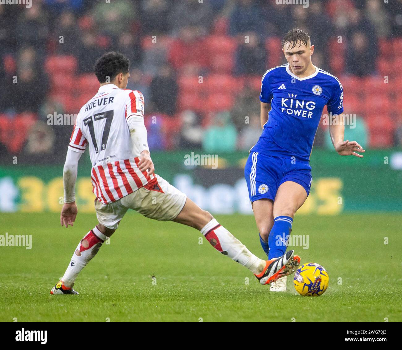 Stoke, Staffordshire, Inghilterra. 3 febbraio 2024; Bet365 Stadium, Stoke, Staffordshire, Inghilterra; EFL Championship Football, Stoke City contro Leicester City; Callum Doyle di Leicester City attraversa la palla davanti a Ki-Jana Hoever di Stoke City Credit: Action Plus Sports Images/Alamy Live News Foto Stock