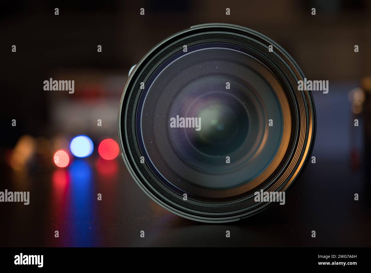 Display con realtà aumentata (AR): I dispositivi AR utilizzano obiettivi ottici per sovrapporre le informazioni digitali alla visione del mondo reale dell'utente, mescolando le immagini virtuali Foto Stock