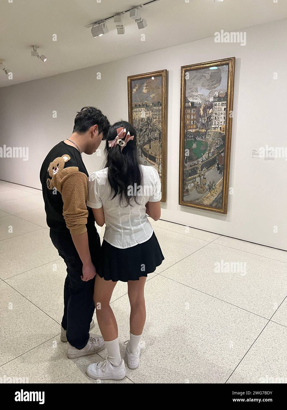 Giovane coppia al Guggenheim Museum di New York. Foto Stock