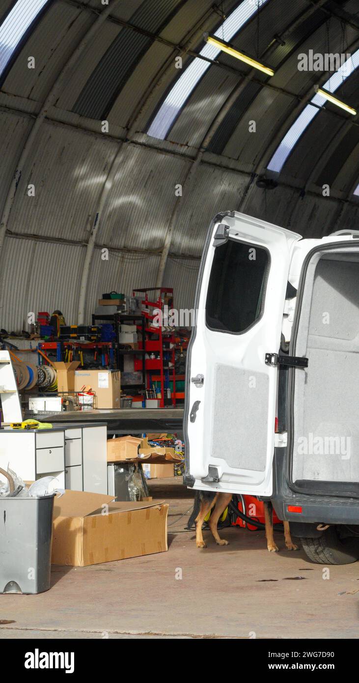 Barry, vale of Glamorgan, Galles 02 febbraio 2024: Molti degli armadi industriali sui moli Barry sono utilizzati per le riparazioni autobody di auto vecchie e danneggiate Foto Stock