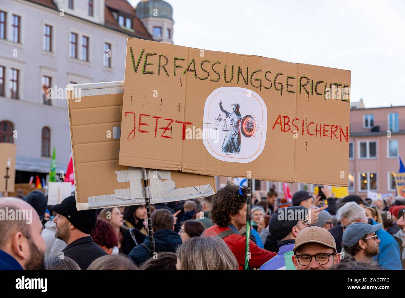 Augusta, Baviera, Germania - 3 febbraio 2024: Slogan contro l'estremismo di destra e appello a vietare l'AfD - alternativa per la Germania su manifesti e striscioni in occasione di una grande manifestazione ad Augusta. Varie persone protestano con segni nelle loro mani per la democrazia sotto il motto Augusta è colorata e mai più è ora *** Parolen gegen Rechtsextremismus und Aufruf zum Verbot der AfD - alternative für Deutschland auf Plakaten und Bannern auf einer großen Demonstration ad Augusta. Verschiedene Menschen protestieren mit Schildern in der Hand für Demokratie unter dem motto Augsburg ist Bunt und N Foto Stock