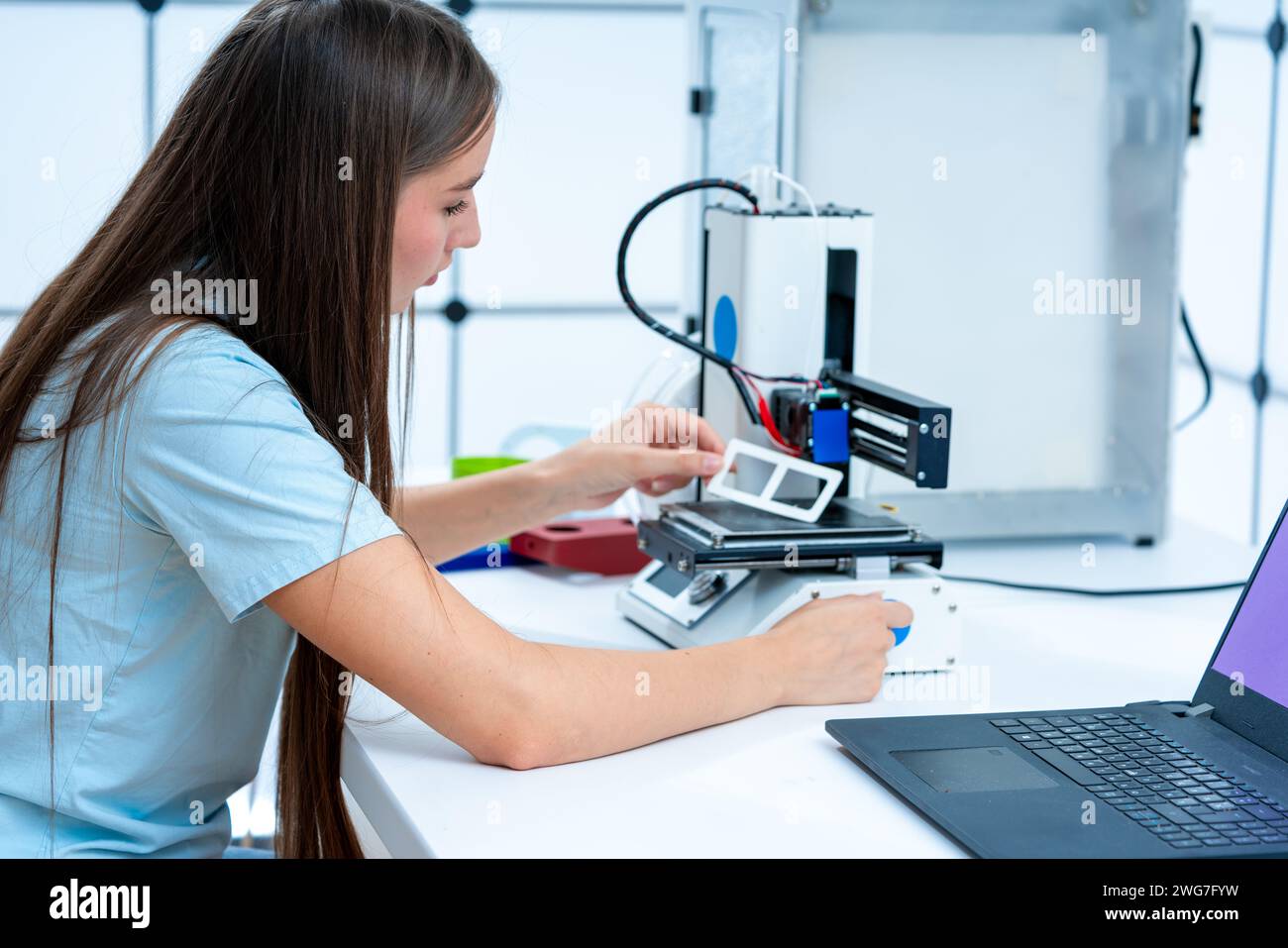 Elettromagnetismo: La stampa 3D può essere utilizzata per creare strutture di bobine elettromagnetiche; per dimostrare i concetti di campi magnetici; induzione; e. Foto Stock