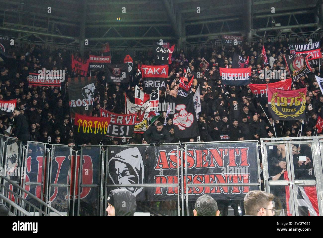 Frosinone, Italia. 3 febbraio 2024. Foto Fabrizio Corradetti/LaPresse 03 febbraio 2024 Frosinone, Italia - Frosinone calcio vs AC Milano - Campionato italiano di calcio serie A TIM 2023/2024 - Stadio Benito stirpe nella foto: tifosi Milano 03 febbraio 2024 Frosinone, Italia - Frosinone calcio vs AC Milan - Campionato Italiano di calcio serie A 2023/2024 - Stadio Benito Stirpe. Nella foto: Milan Supporters Credit: La Presse/Alamy Live News Foto Stock