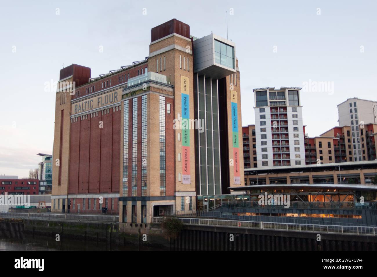 BALTIC Newcastle: Un punto di riferimento moderno sul Tyne. Foto Stock
