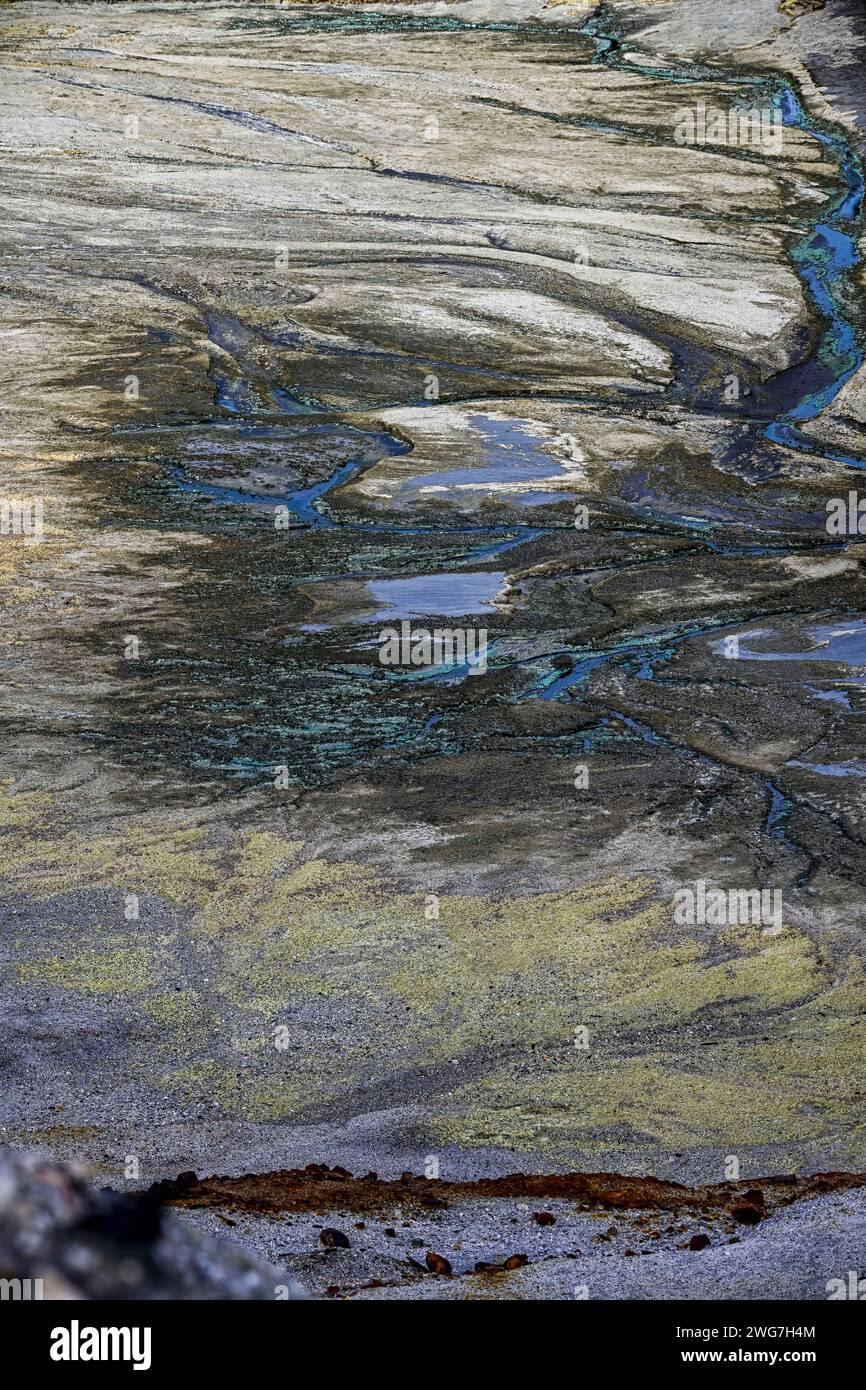 Il paesaggio del Rio Tinto presenta un arazzo di tracce minerali con torrenti acidi che si intagliano nel terreno Foto Stock
