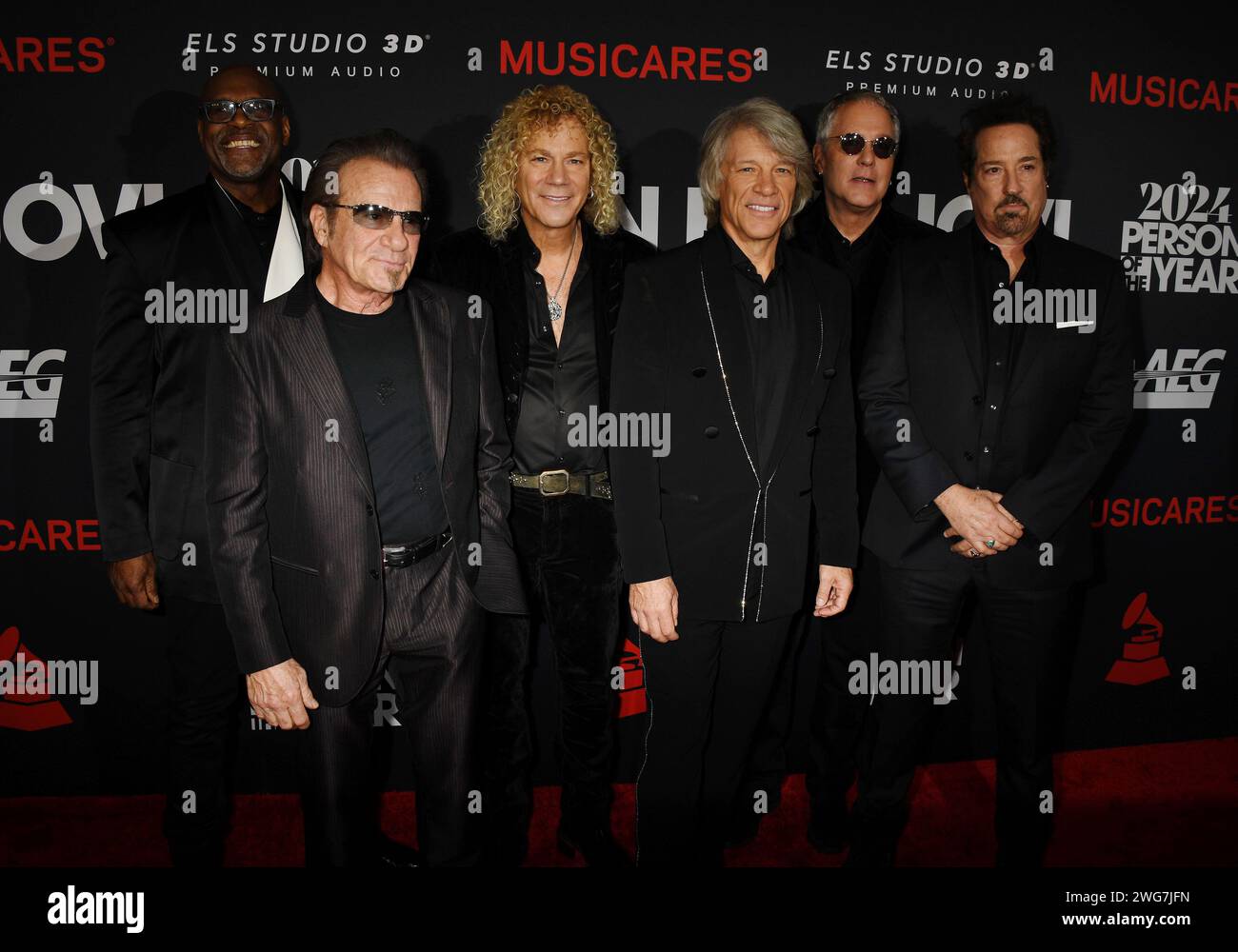 LOS ANGELES, CALIFORNIA - 02 FEBBRAIO: (L-R) Everett Bradley, Tico Torres, David Bryan, Jon Bon Jovi, Hugh McDonald e John Shanks di Bon Jovi partecipano Foto Stock