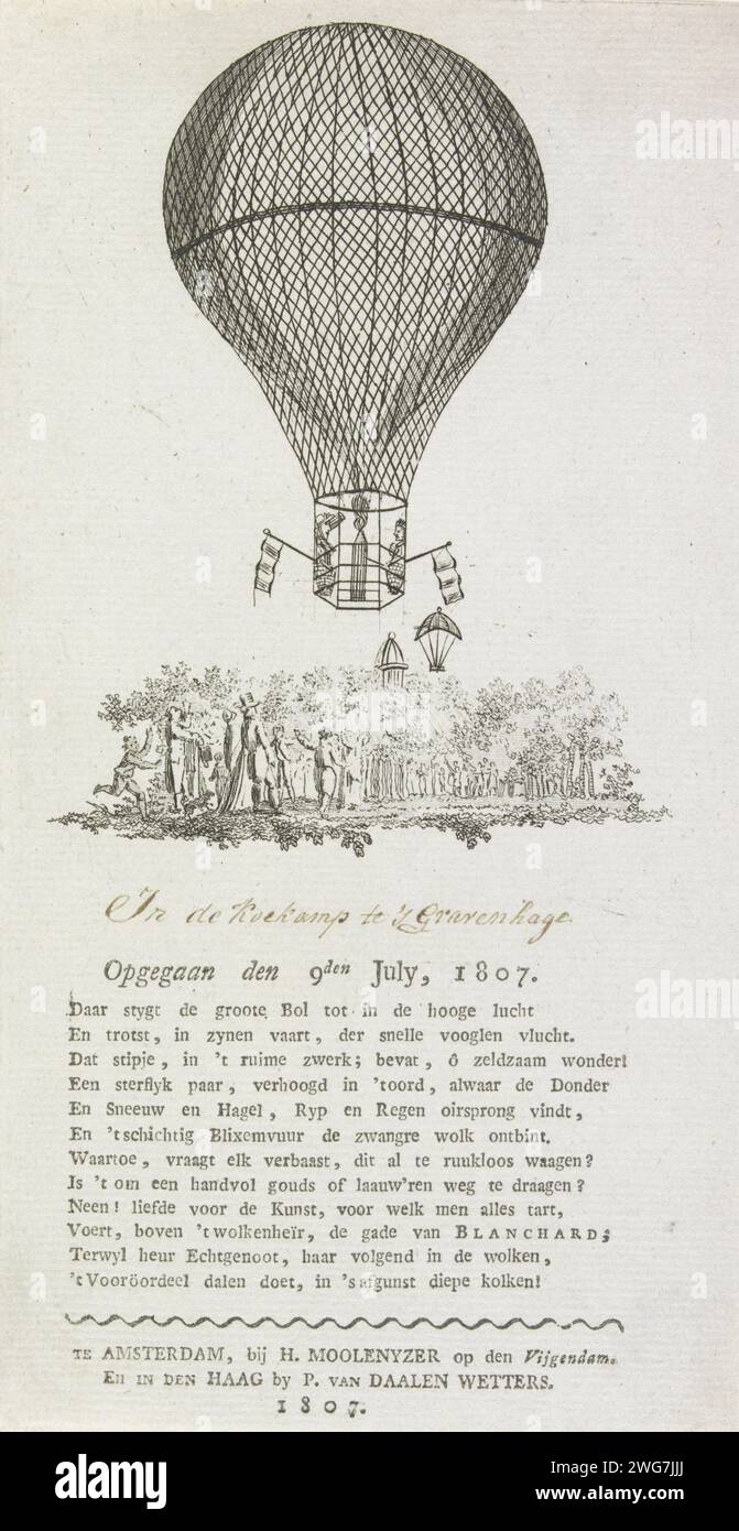 Volo in mongolfiera da Blanchard, 1807, stampa Anonymous, 1807 decolla la mongolfiera con Jean Pierre Blanchard e sua moglie Marie Madeleine Sophie Armant dal Koekamp a l'Aia, 9 luglio 1807. Un versetto a dodici linee sotto l'immagine. Tipografia: Netherlandspublisher: Amsterdampublisher: The Hague paper etching / incisione / letterpress Printing balloon (Aviation) Cookie lamp Foto Stock
