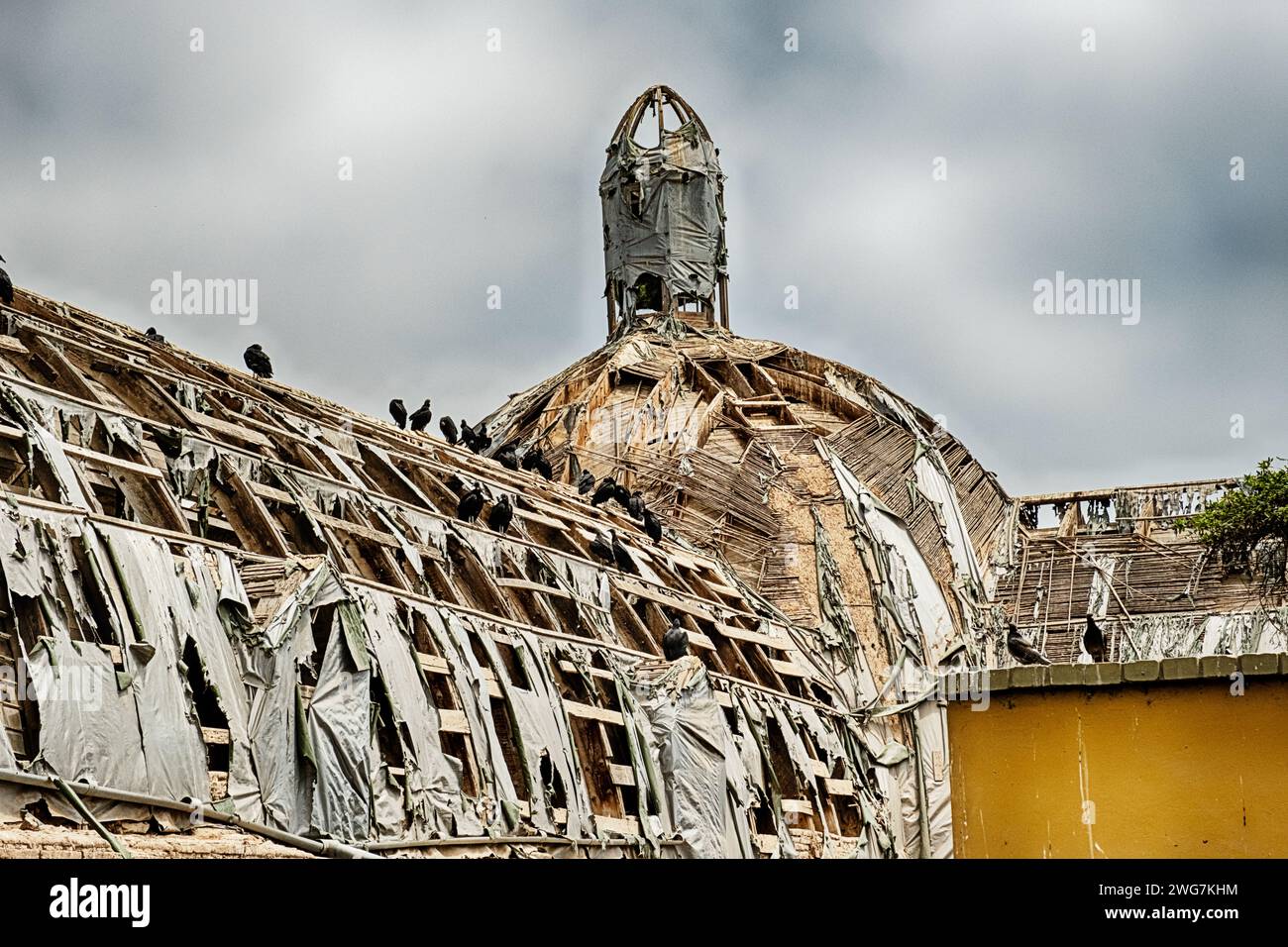 Un vecchio tetto della chiesa nel quartiere Barranco di Lima è stato danneggiato quasi irreparabile e ha provocato una rovina urbana. Foto Stock