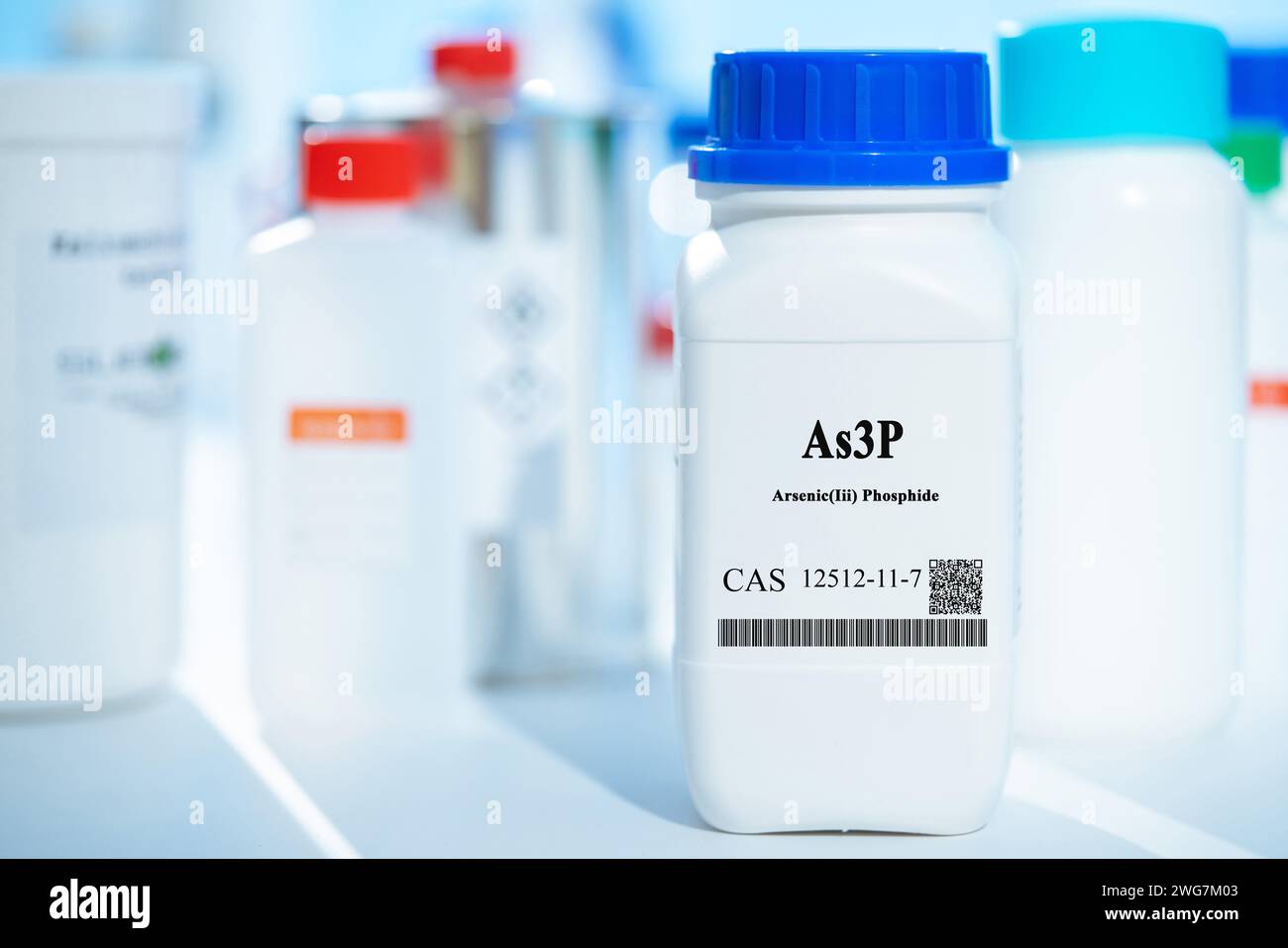 As3P arsenico(III) fosfuro CAS 12512-11-7 sostanza chimica in imballaggi di plastica bianca da laboratorio Foto Stock