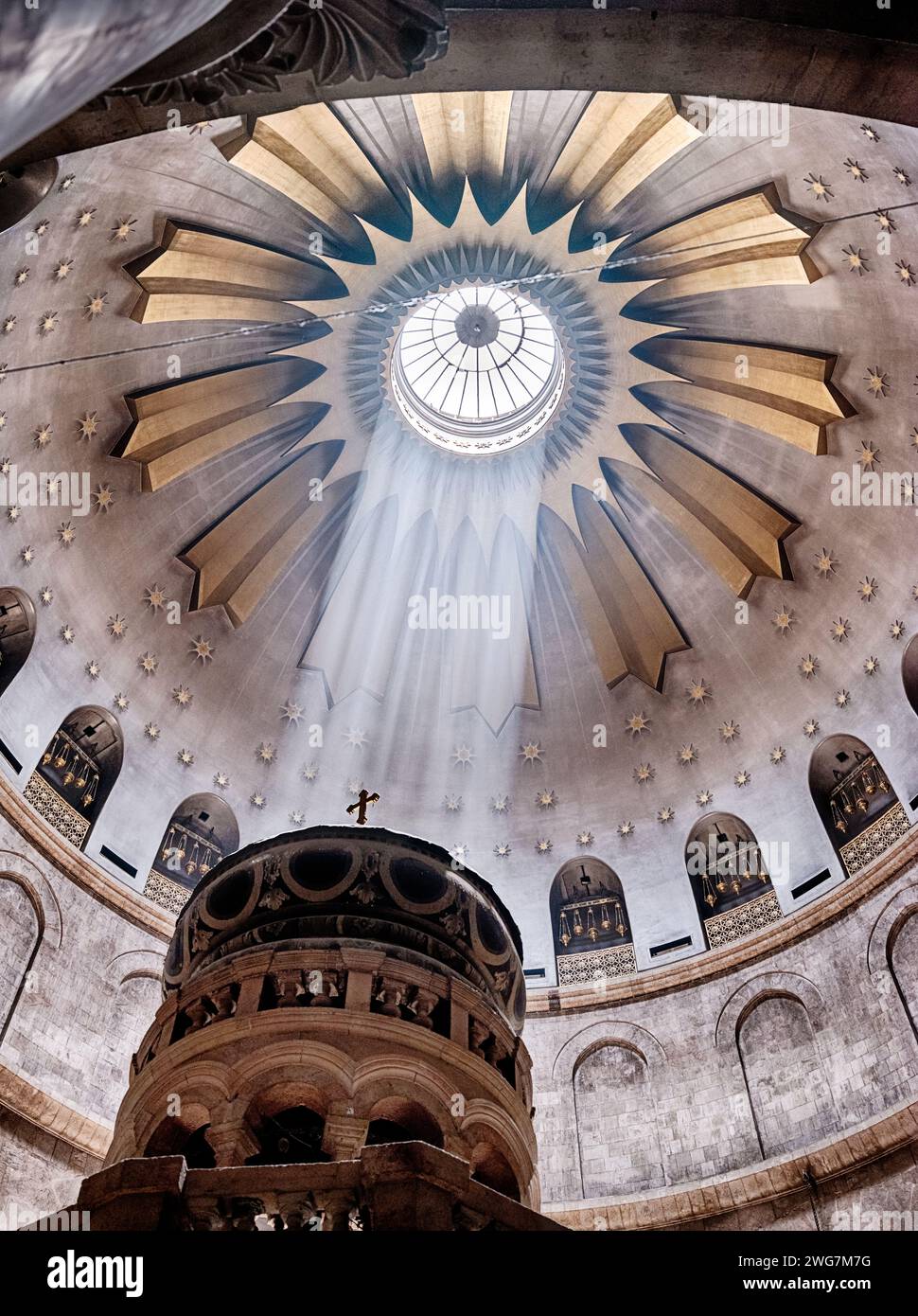 I raggi di Dio dalla cupola sembrano irradiarsi direttamente al santuario Aedicule al centro della rotonda principale della Chiesa del Santo Sepolcro a Jerusal Foto Stock